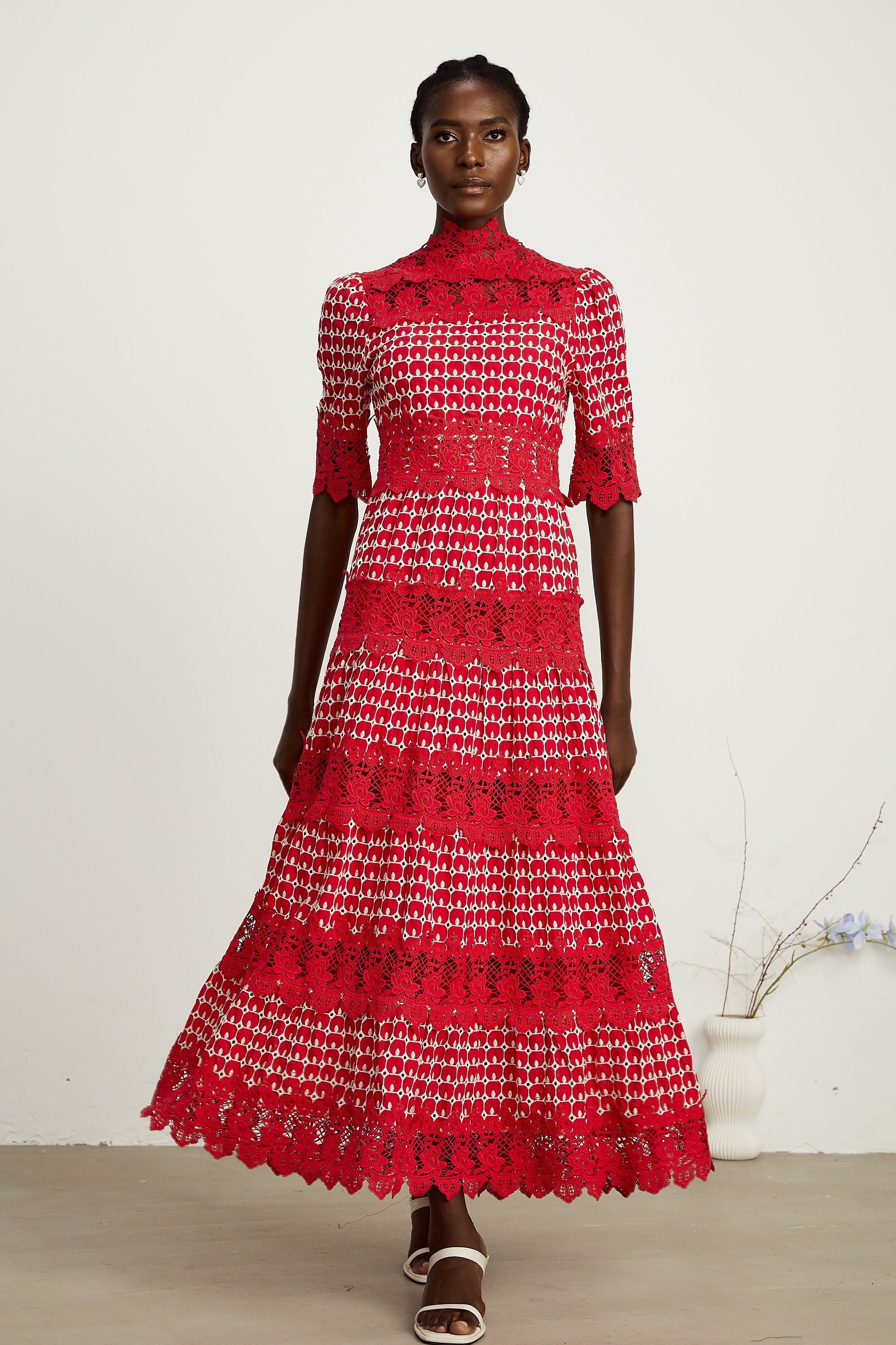 فستان شانتال ماكسي أحمر بنقشة صدفية وأجزاء من الدانتيل