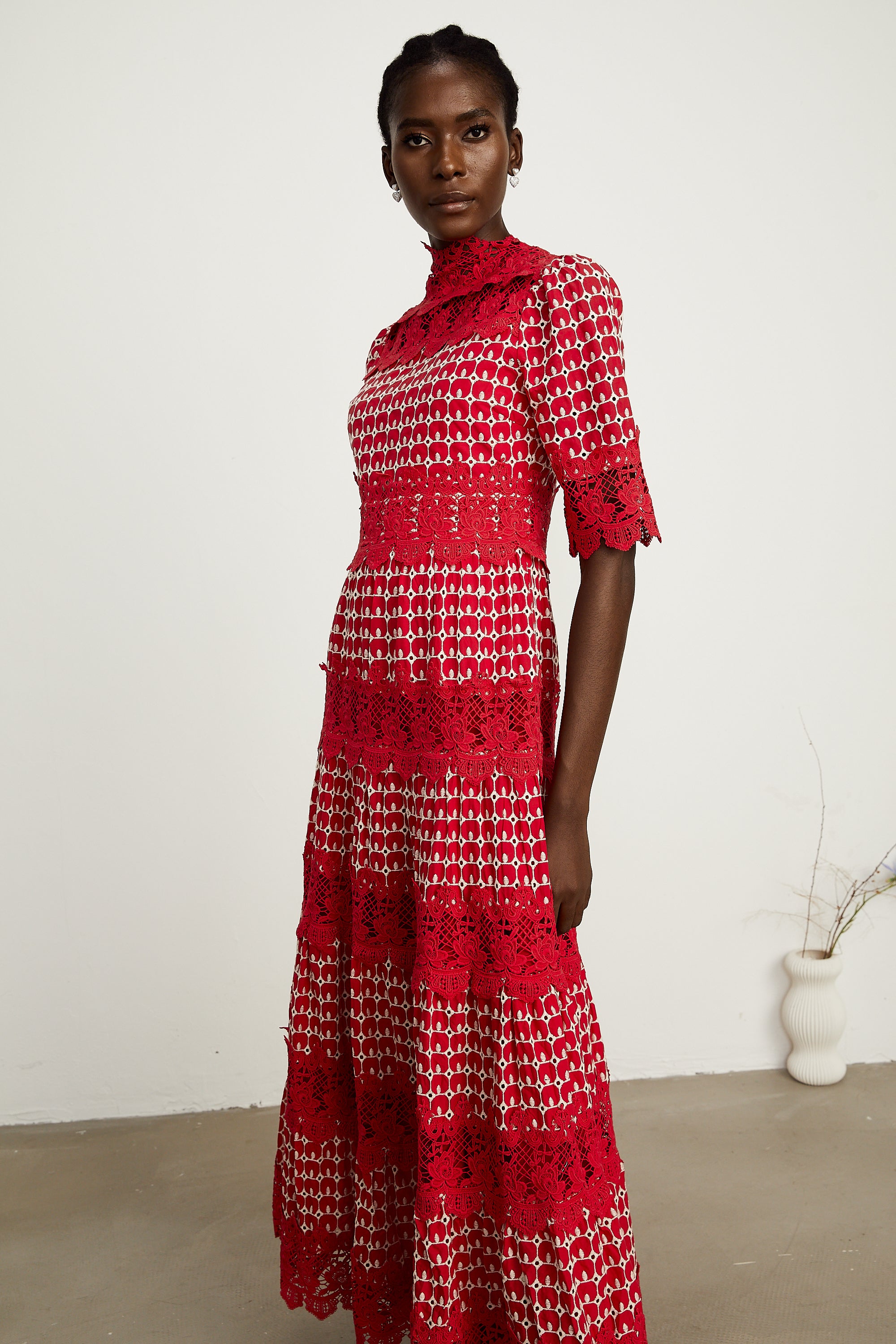 فستان شانتال ماكسي أحمر بنقشة صدفية وأجزاء من الدانتيل