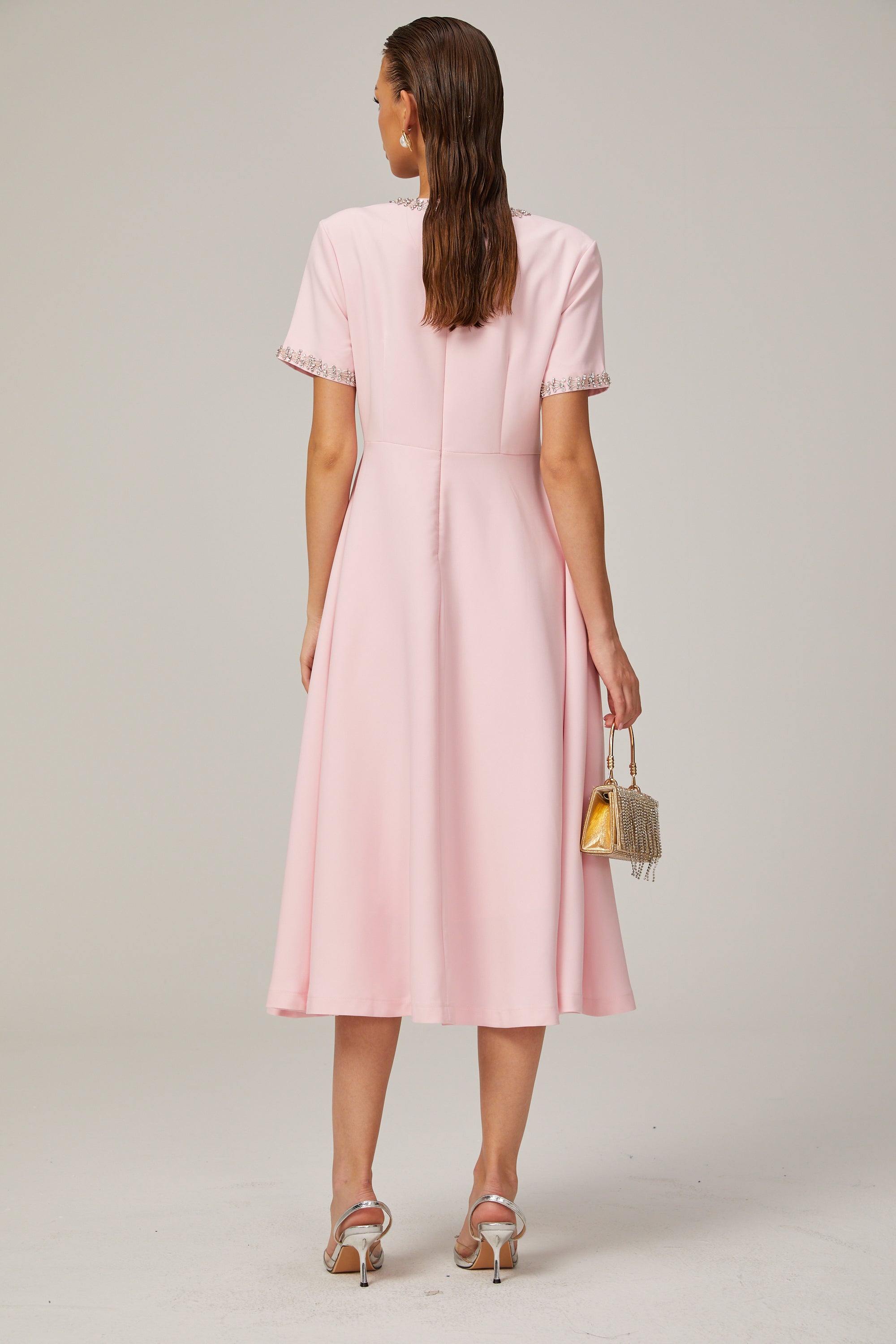 فستان كاسيوبيا متوسط الطول مع فيونكة وردية مزينة بالكريستال