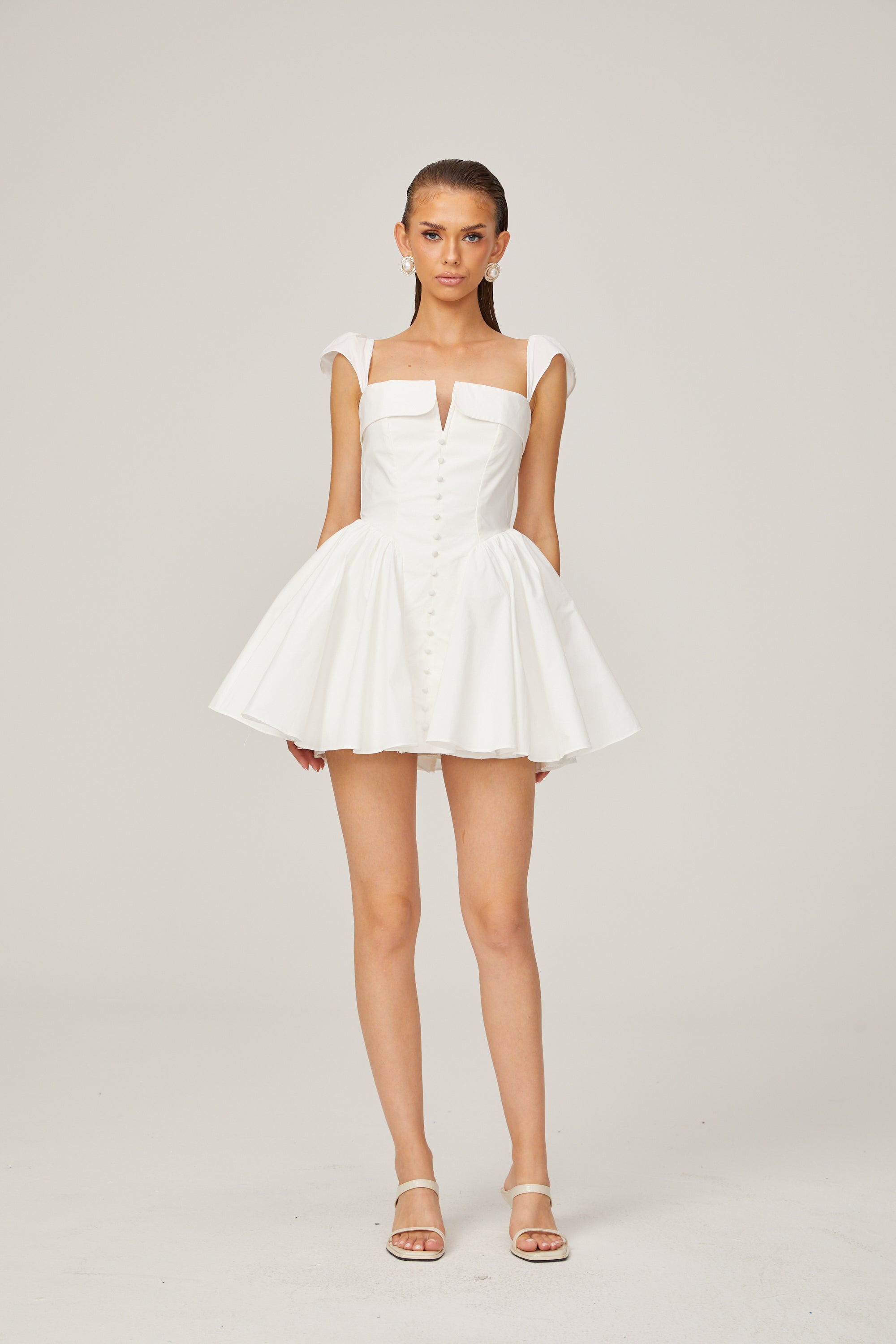 فستان جولي الأبيض القصير بدون أكمام ذو الرقبة المطوية