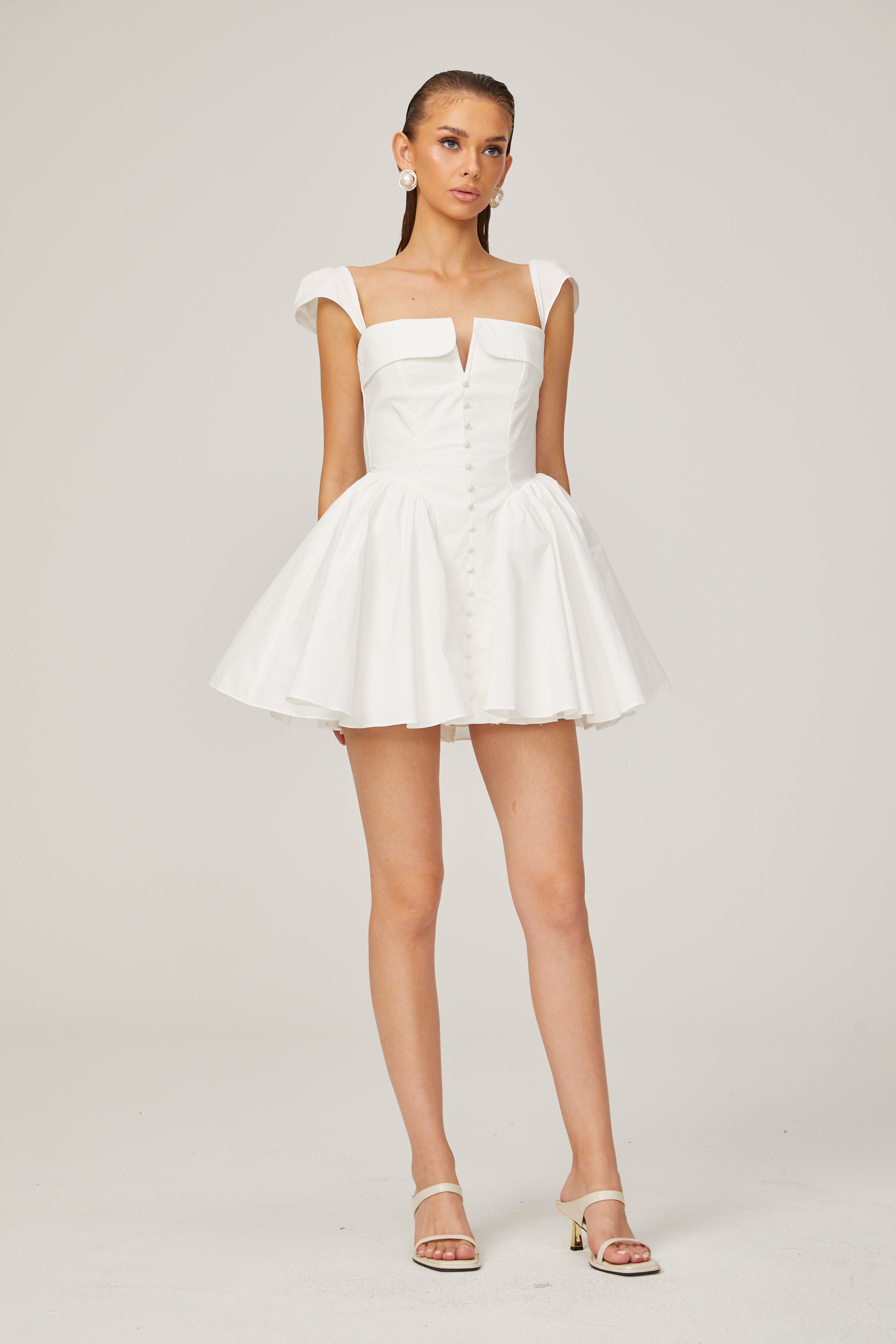 فستان جولي الأبيض القصير بدون أكمام ذو الرقبة المطوية