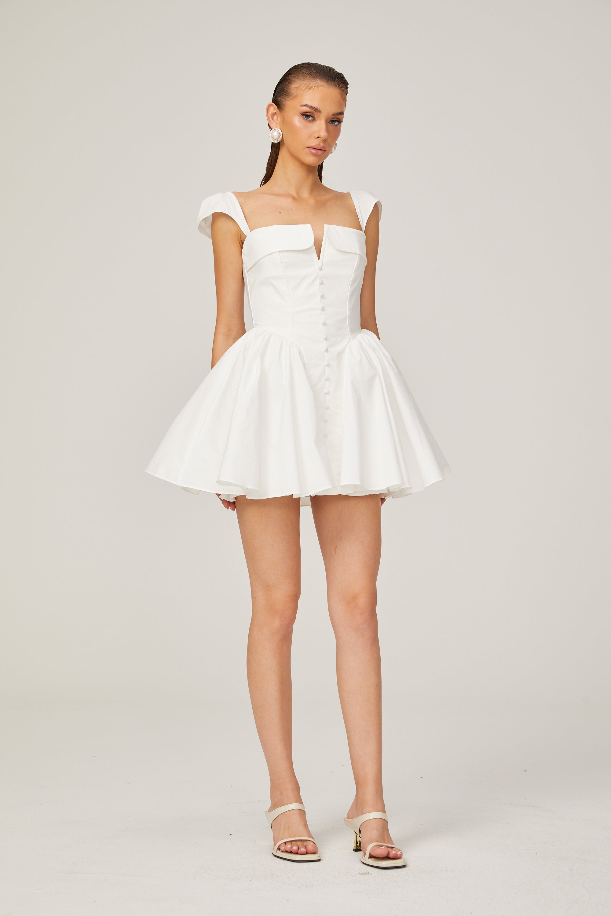 فستان جولي الأبيض القصير بدون أكمام ذو الرقبة المطوية
