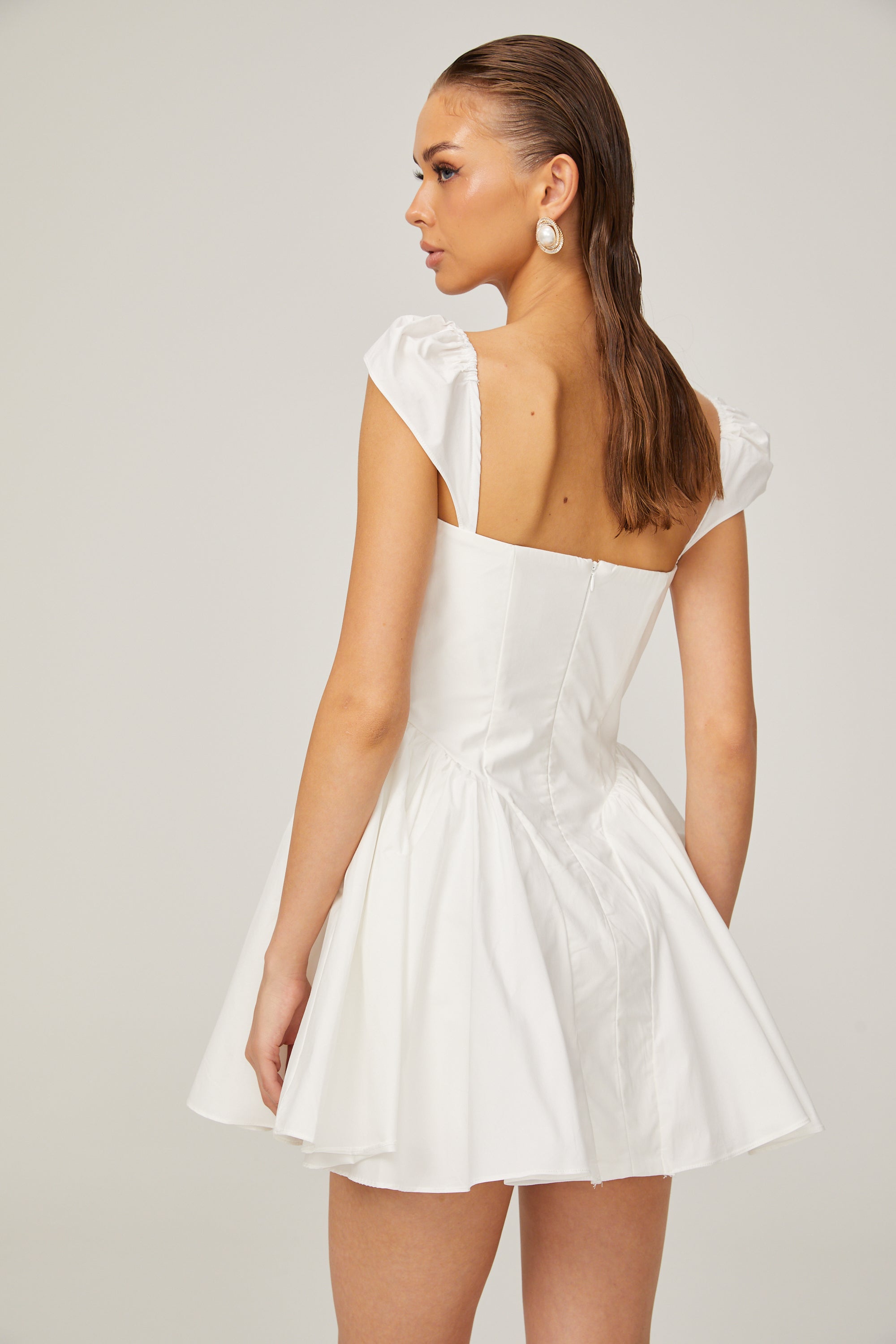 فستان جولي الأبيض القصير بدون أكمام ذو الرقبة المطوية