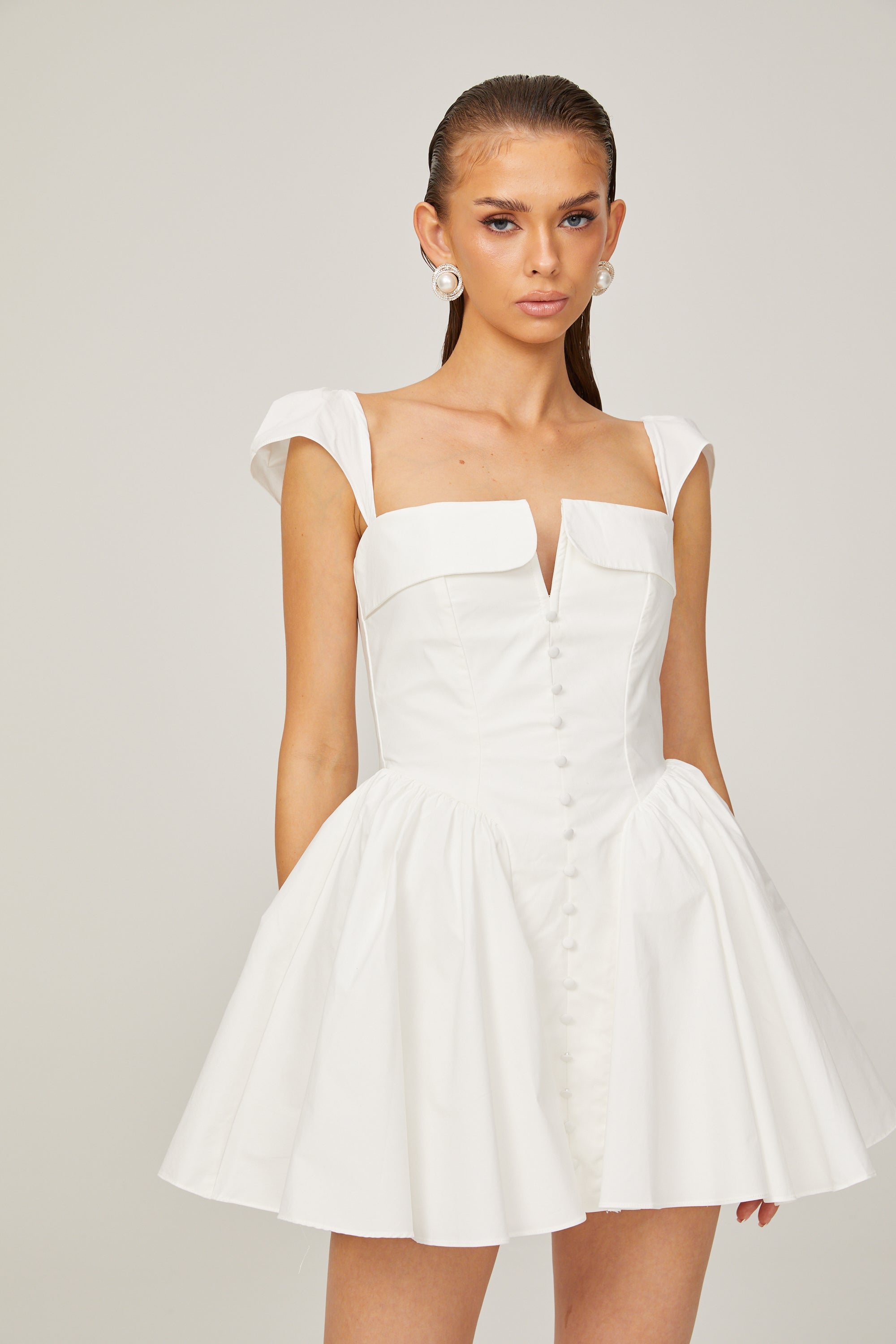 فستان جولي الأبيض القصير بدون أكمام ذو الرقبة المطوية