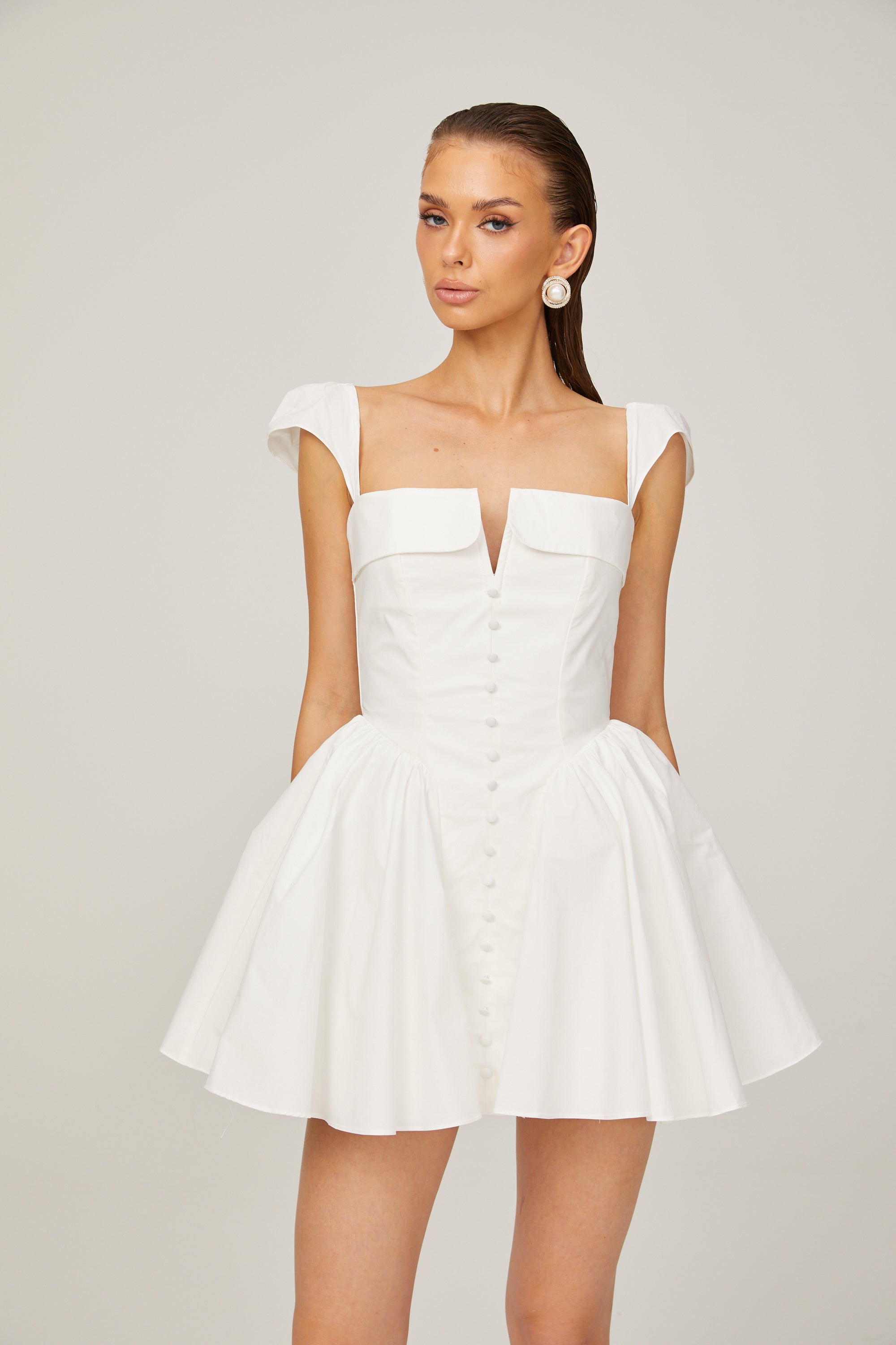 فستان جولي الأبيض القصير بدون أكمام ذو الرقبة المطوية
