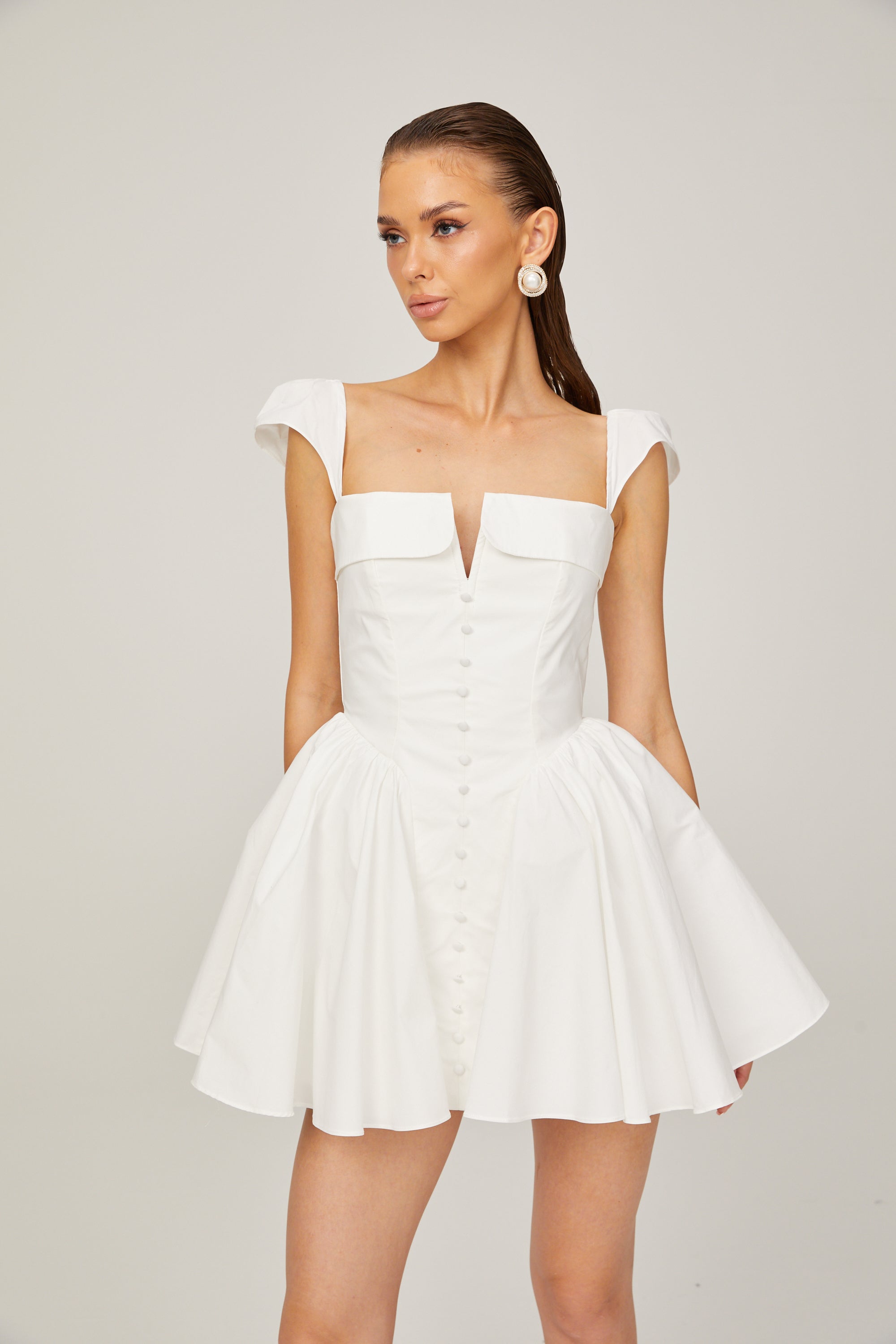 فستان جولي الأبيض القصير بدون أكمام ذو الرقبة المطوية