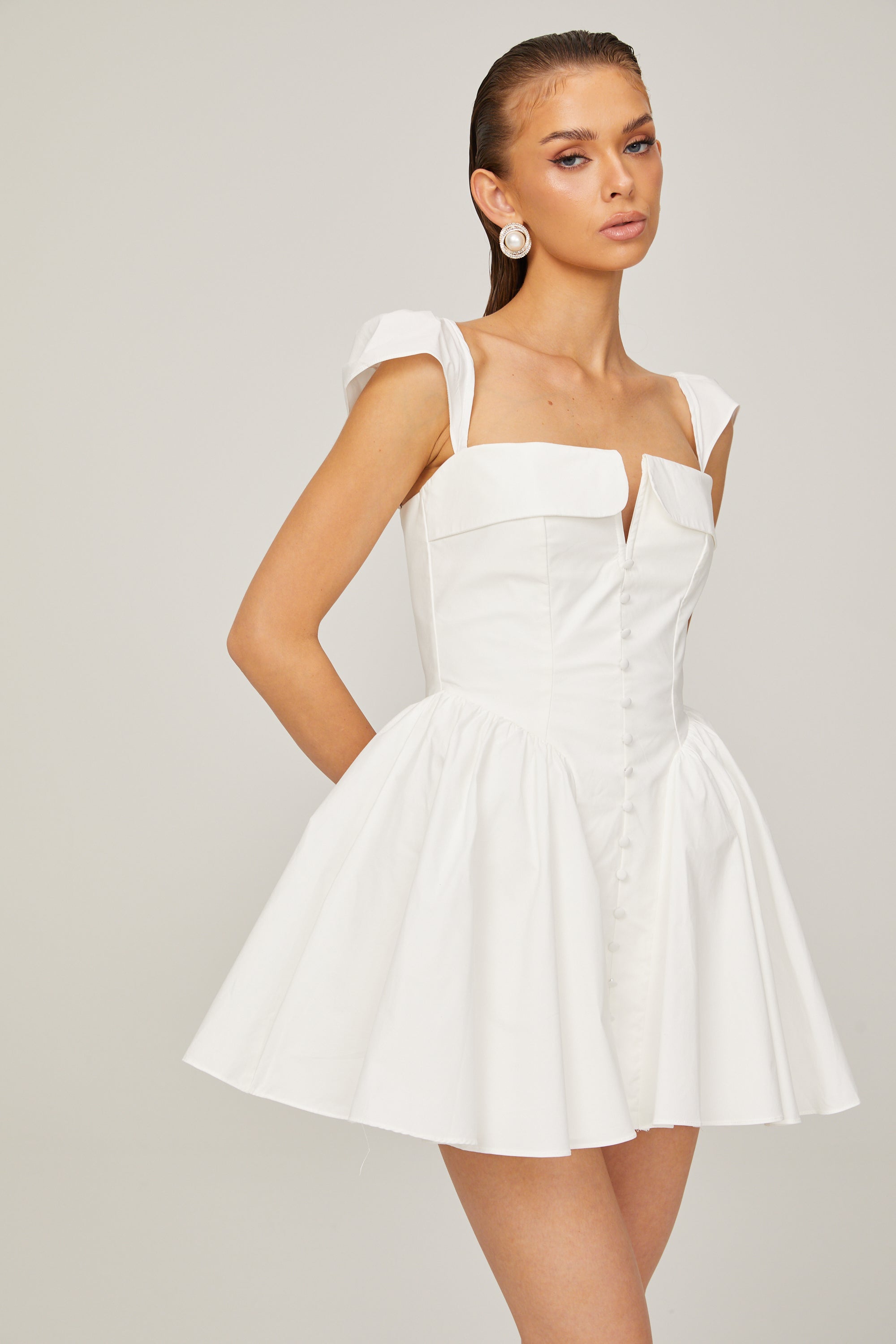 فستان جولي الأبيض القصير بدون أكمام ذو الرقبة المطوية