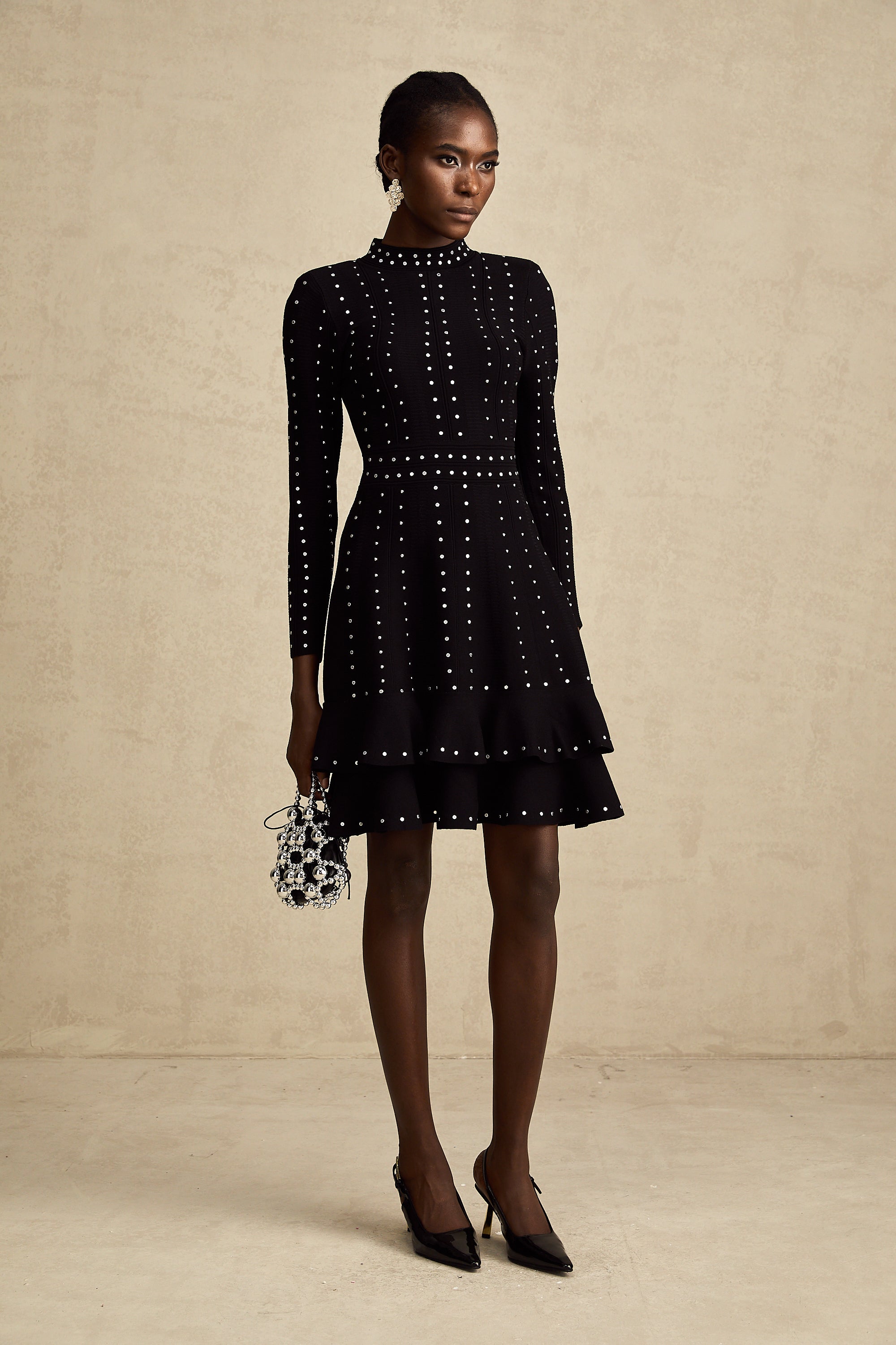 فستان قصير محبوك مزين بالكشكشة باللون الأسود من فابيان