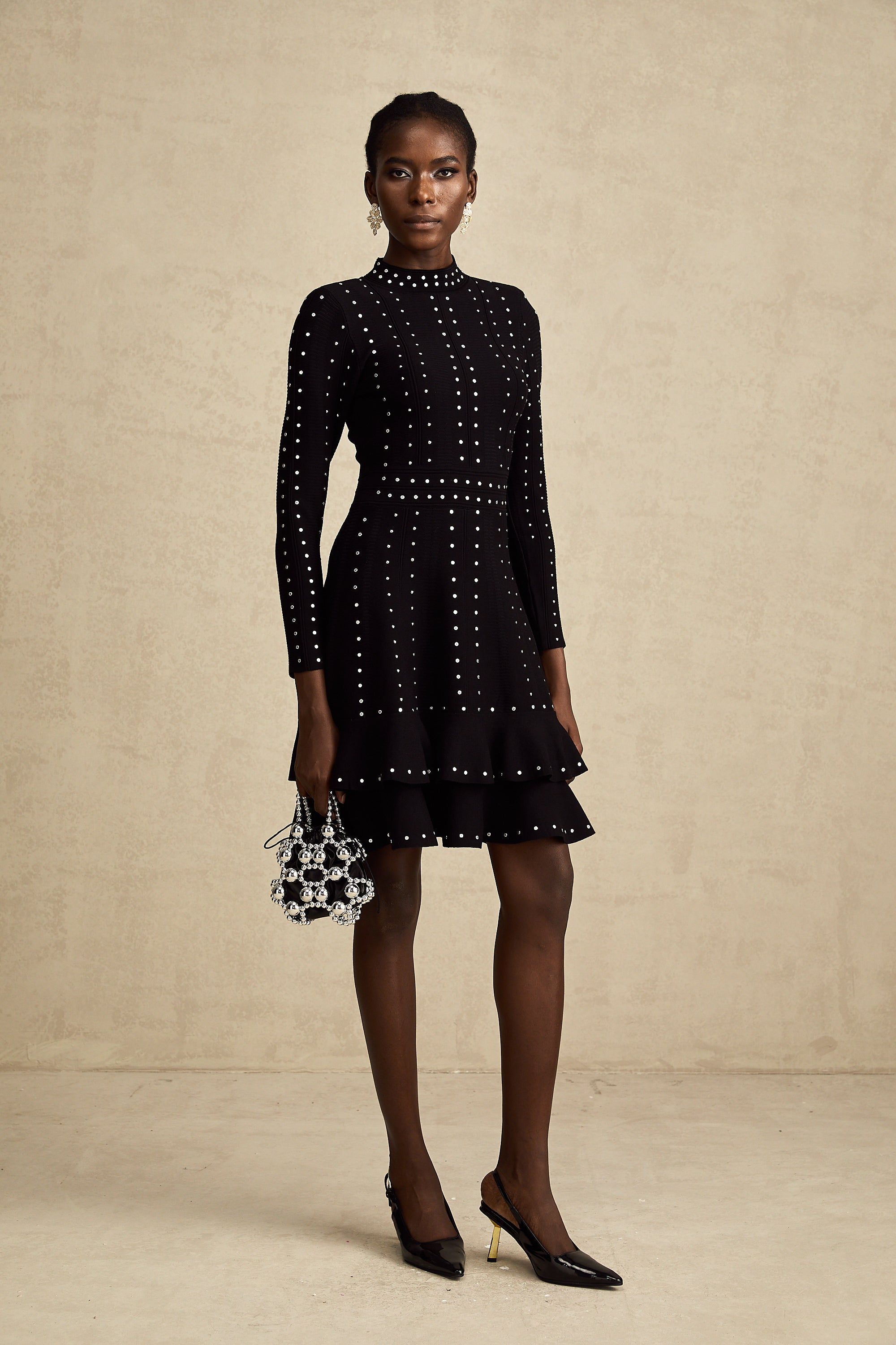 فستان قصير محبوك مزين بالكشكشة باللون الأسود من فابيان