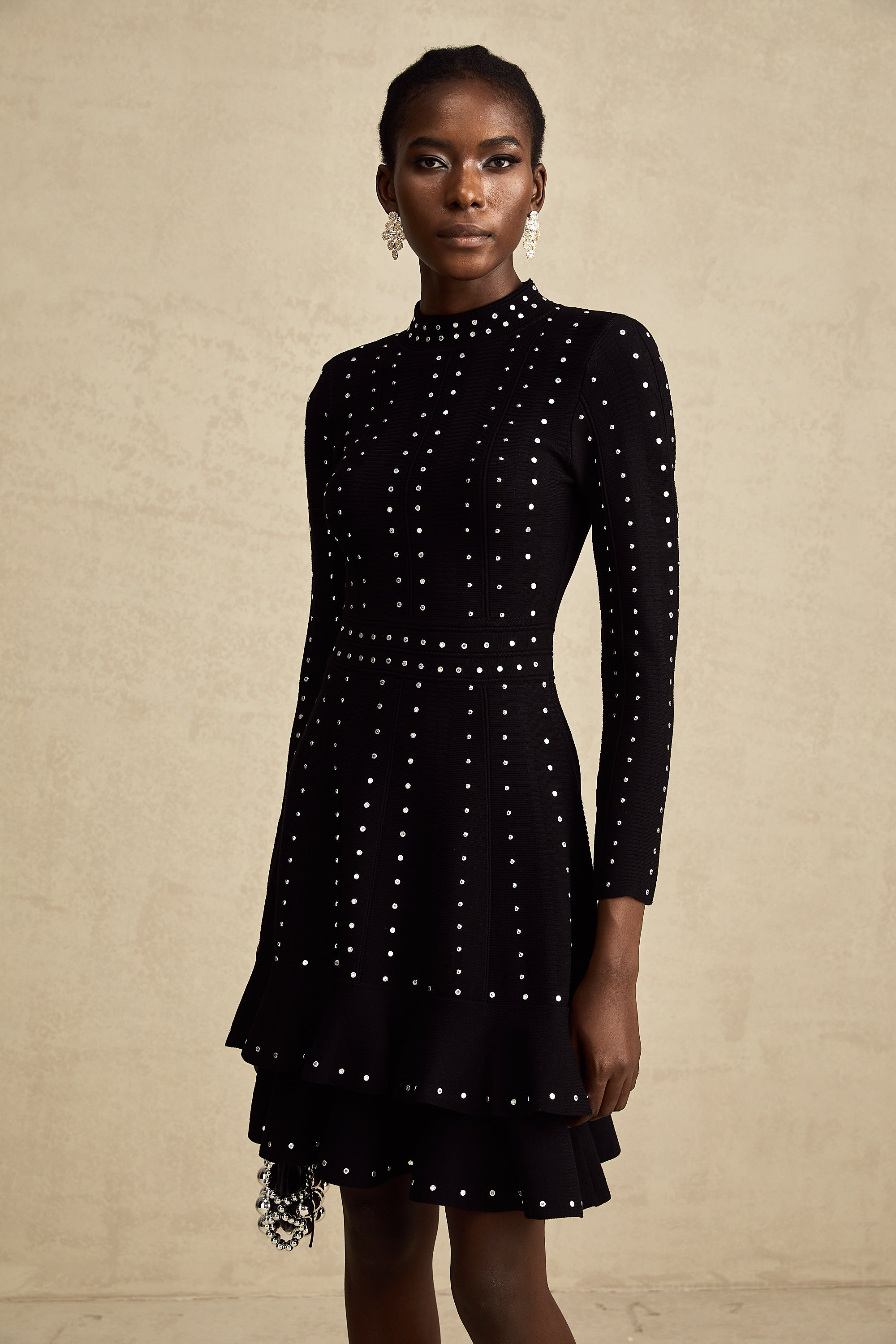 فستان قصير محبوك مزين بالكشكشة باللون الأسود من فابيان
