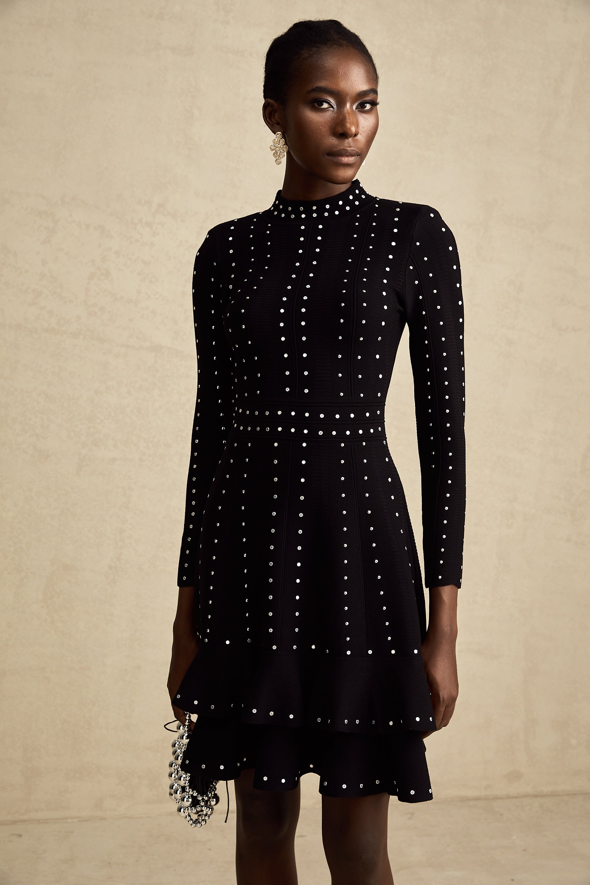 فستان قصير محبوك مزين بالكشكشة باللون الأسود من فابيان