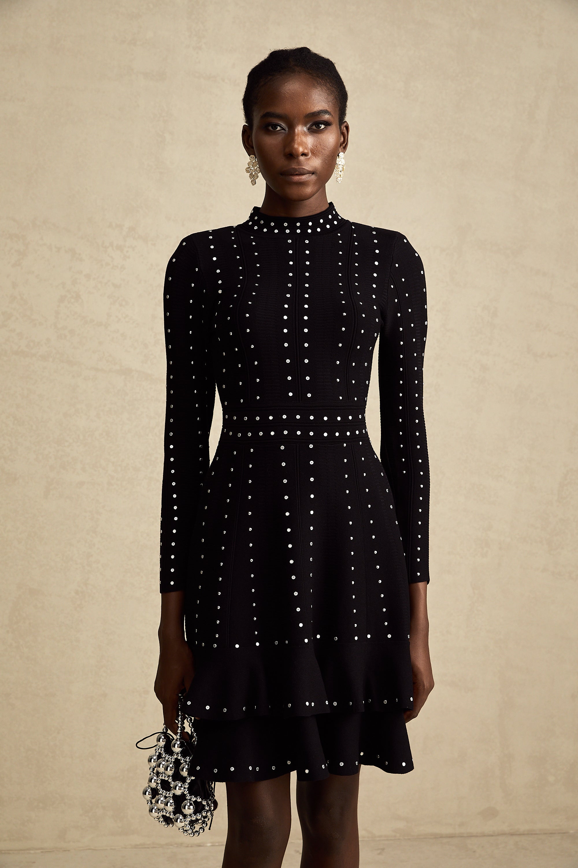 فستان قصير محبوك مزين بالكشكشة باللون الأسود من فابيان