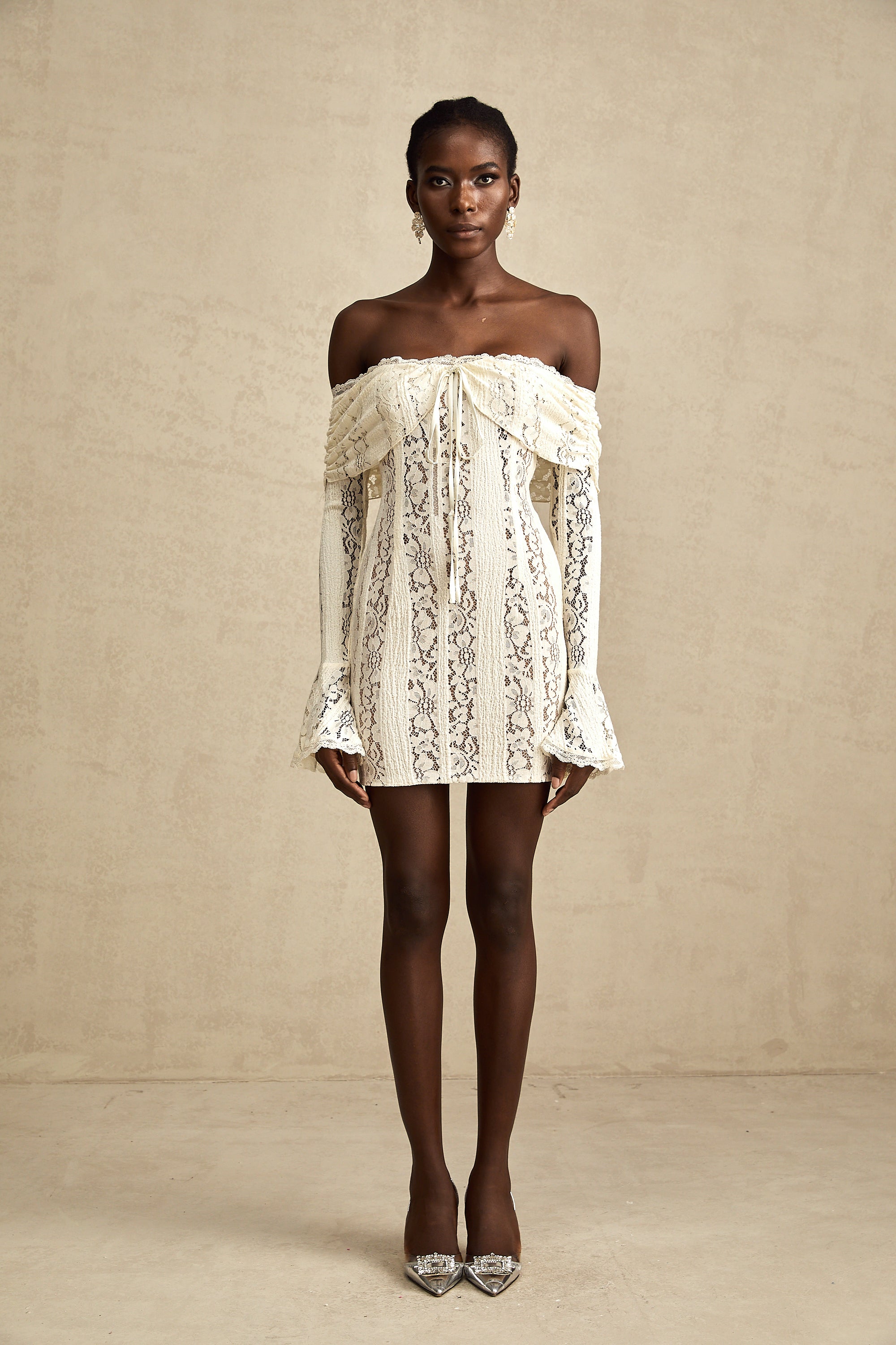 فستان قصير من إيميلين مزين بالدانتيل مزهر بأكمام واسعة باللون الحيادي