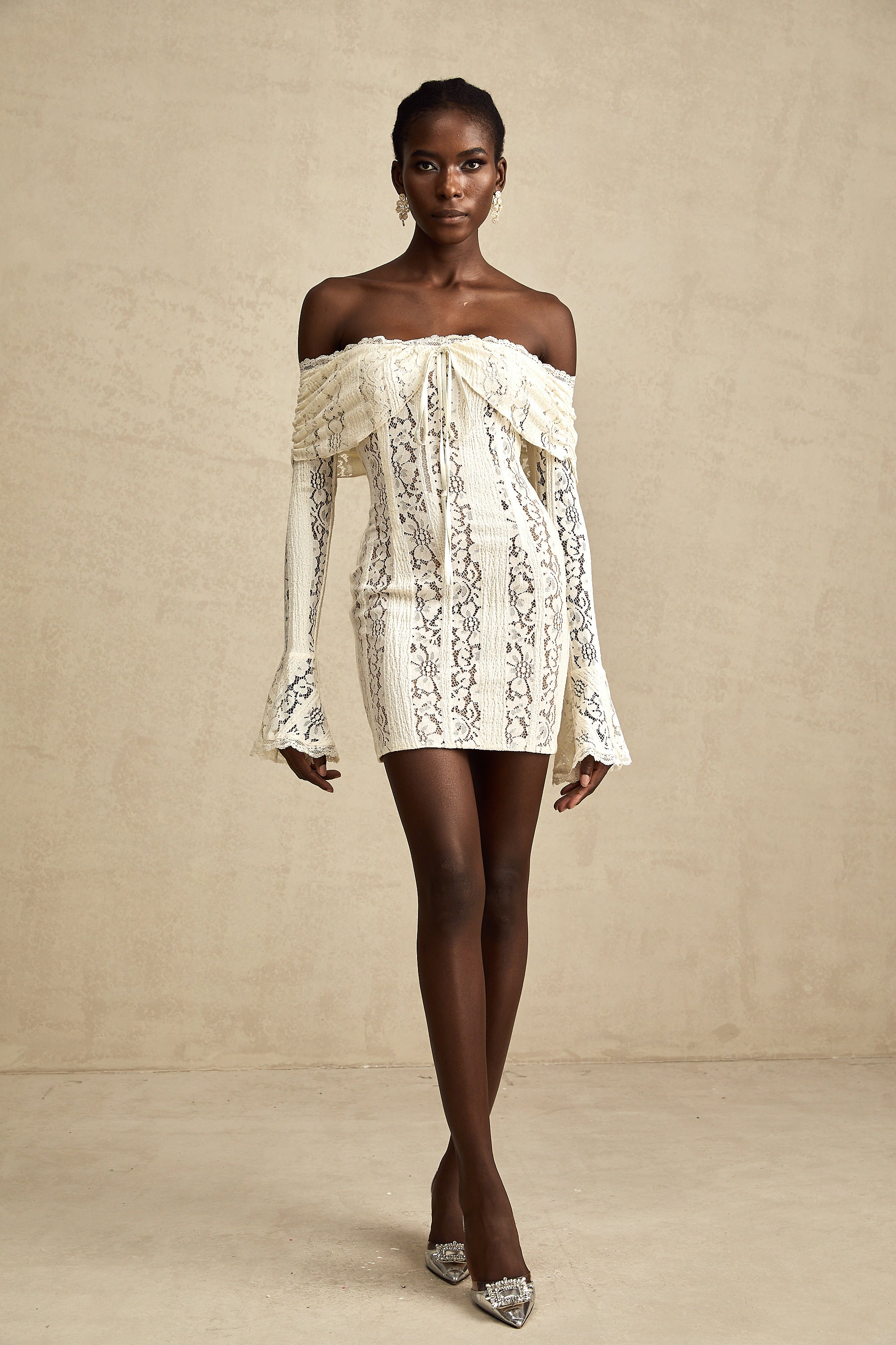 فستان قصير من إيميلين مزين بالدانتيل مزهر بأكمام واسعة باللون الحيادي