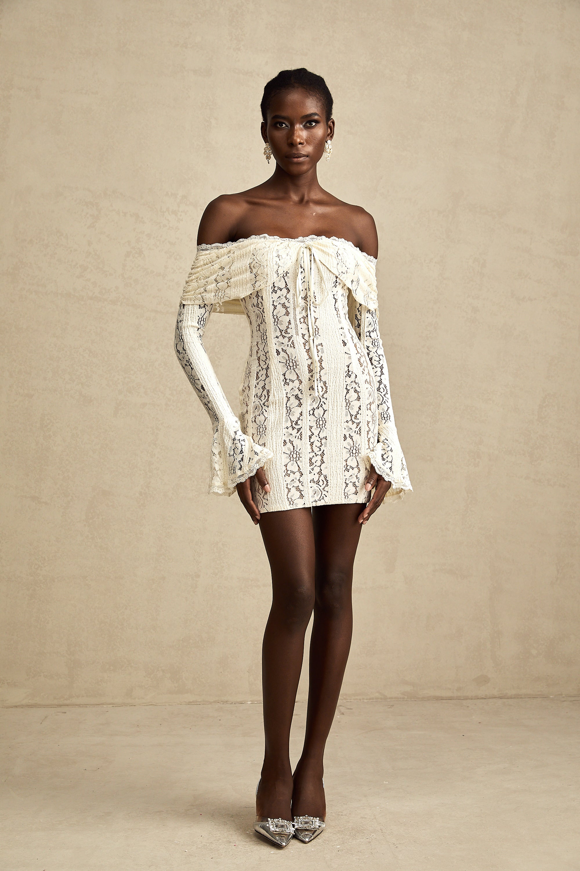 فستان قصير من إيميلين مزين بالدانتيل مزهر بأكمام واسعة باللون الحيادي