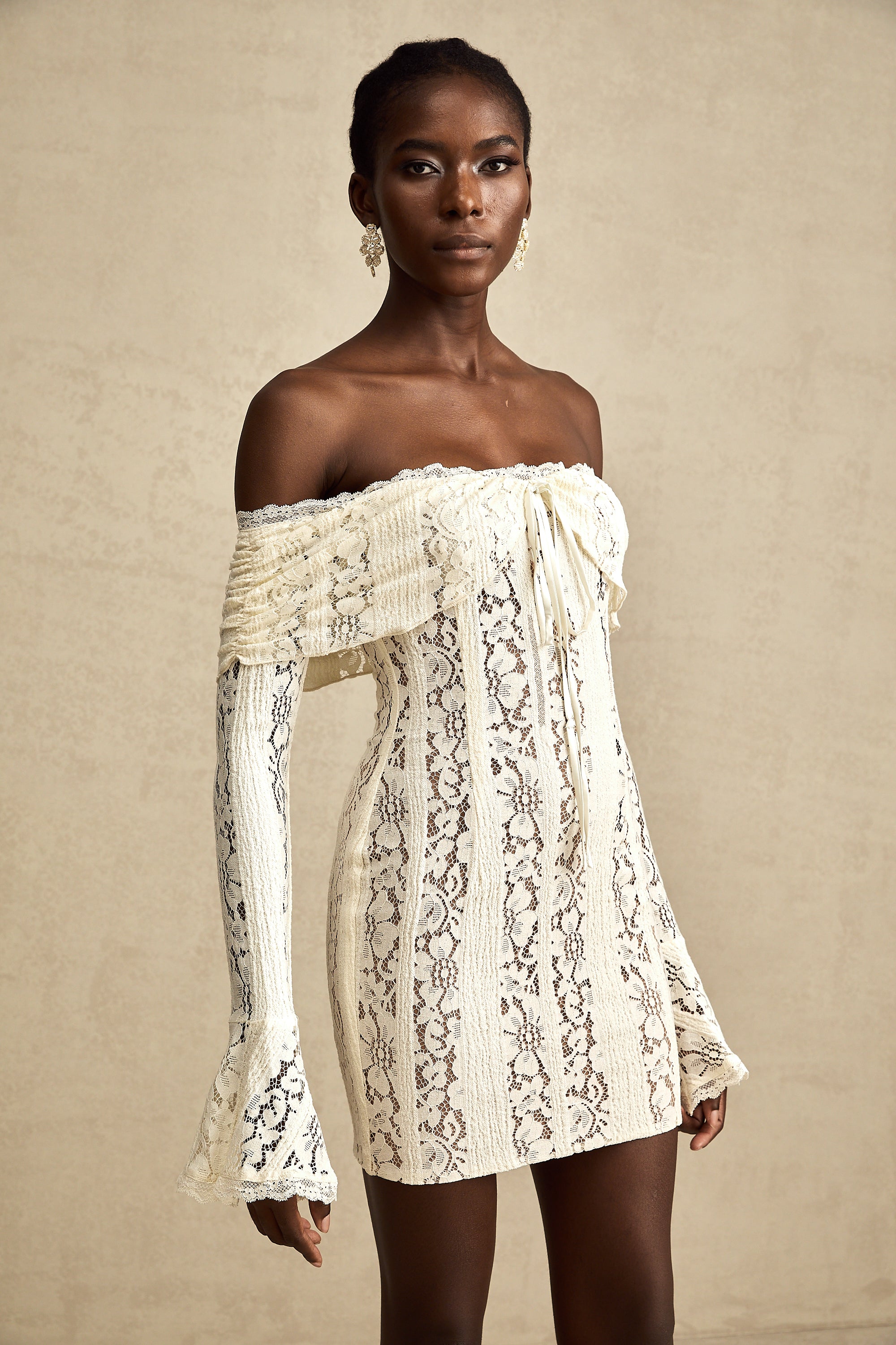 فستان قصير من إيميلين مزين بالدانتيل مزهر بأكمام واسعة باللون الحيادي