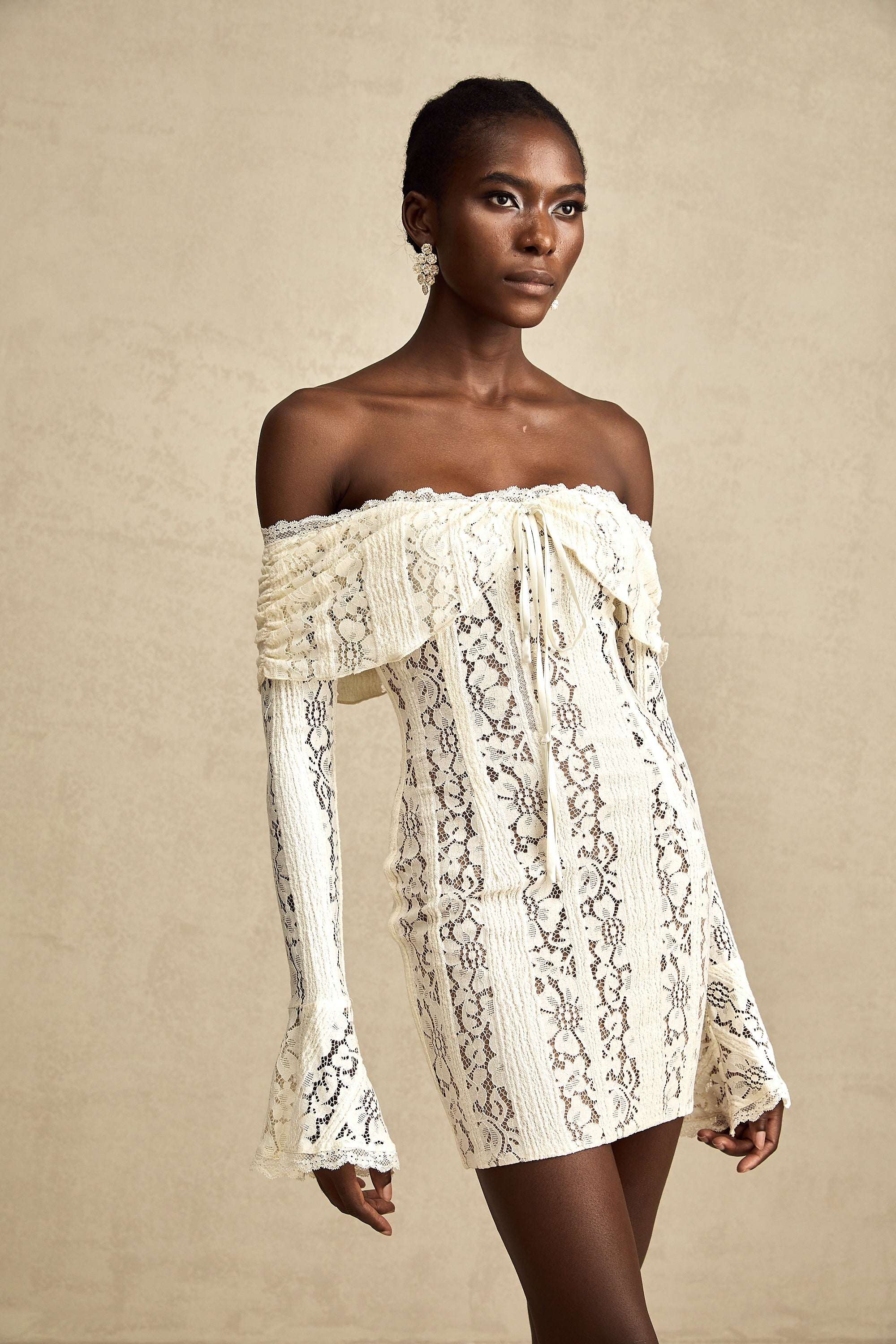 فستان قصير من إيميلين مزين بالدانتيل مزهر بأكمام واسعة باللون الحيادي