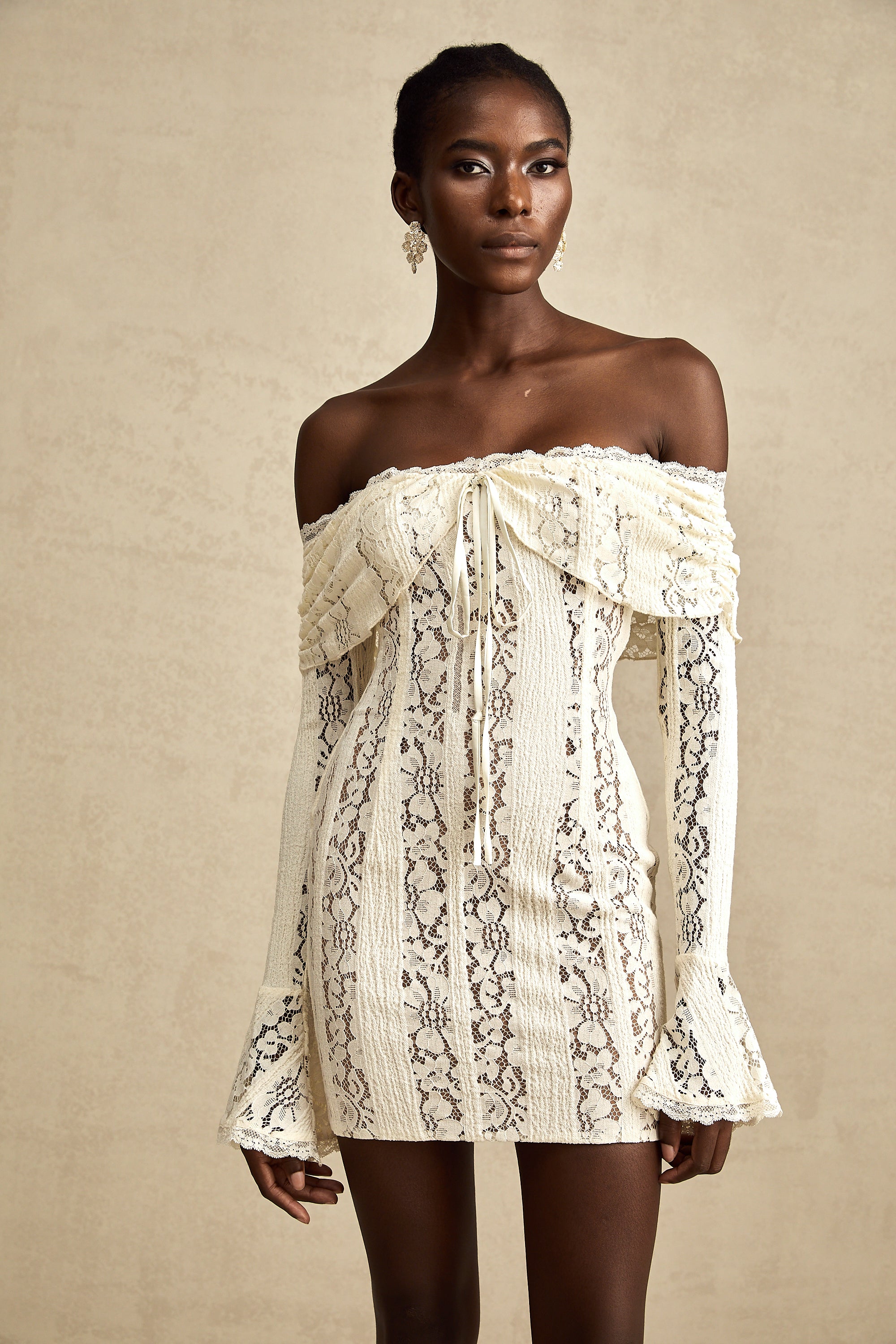 فستان قصير من إيميلين مزين بالدانتيل مزهر بأكمام واسعة باللون الحيادي