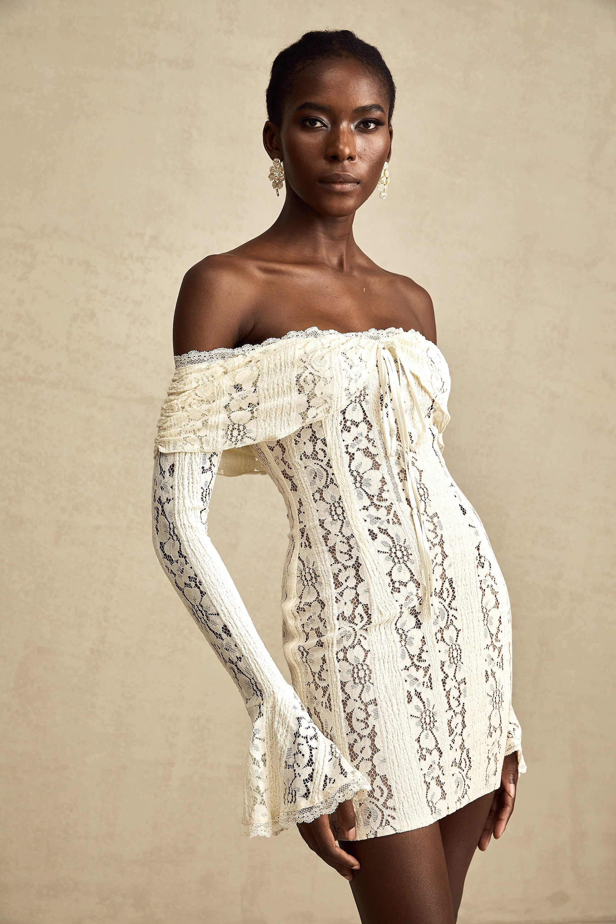 فستان قصير من إيميلين مزين بالدانتيل مزهر بأكمام واسعة باللون الحيادي