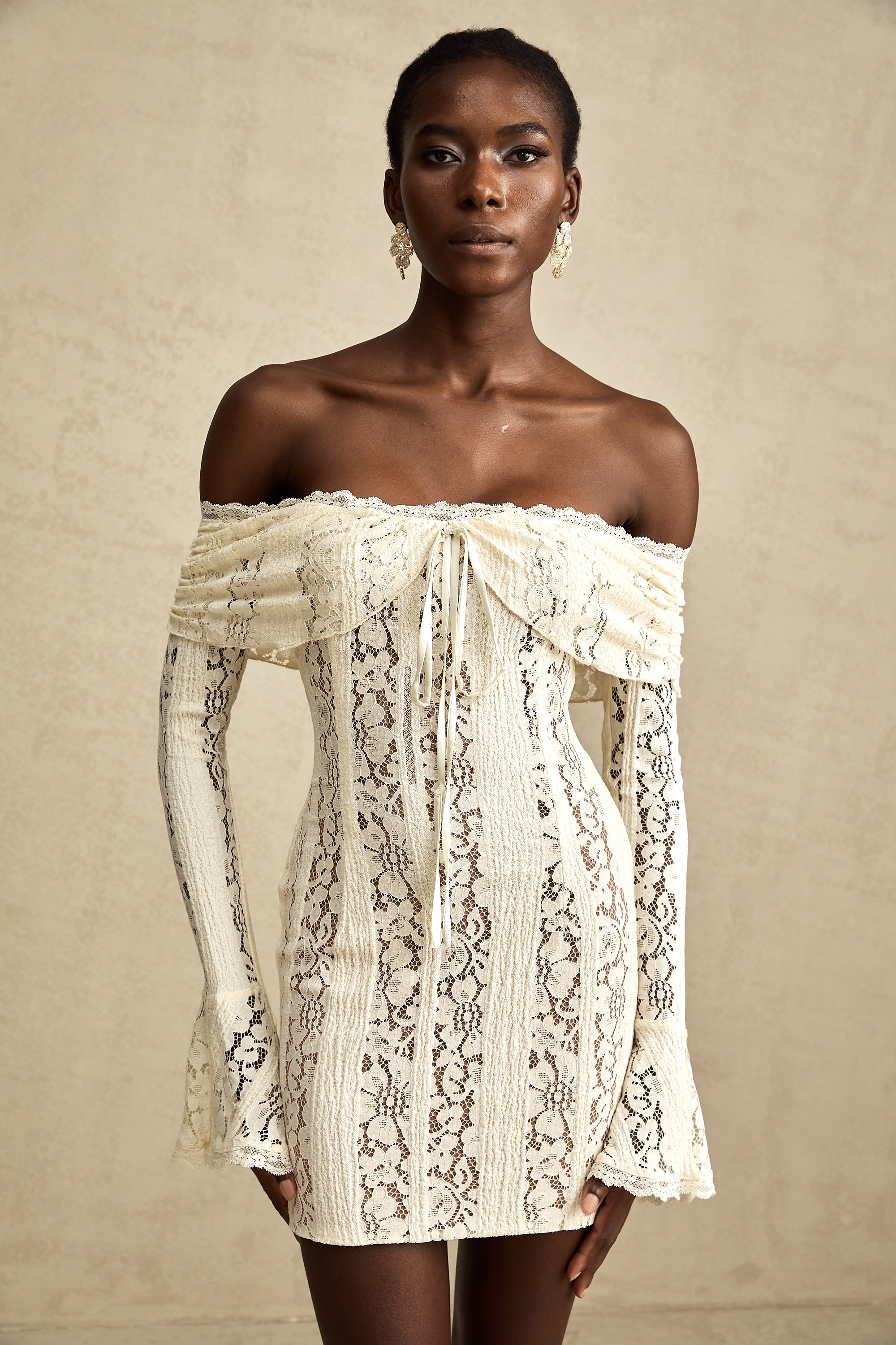 فستان قصير من إيميلين مزين بالدانتيل مزهر بأكمام واسعة باللون الحيادي