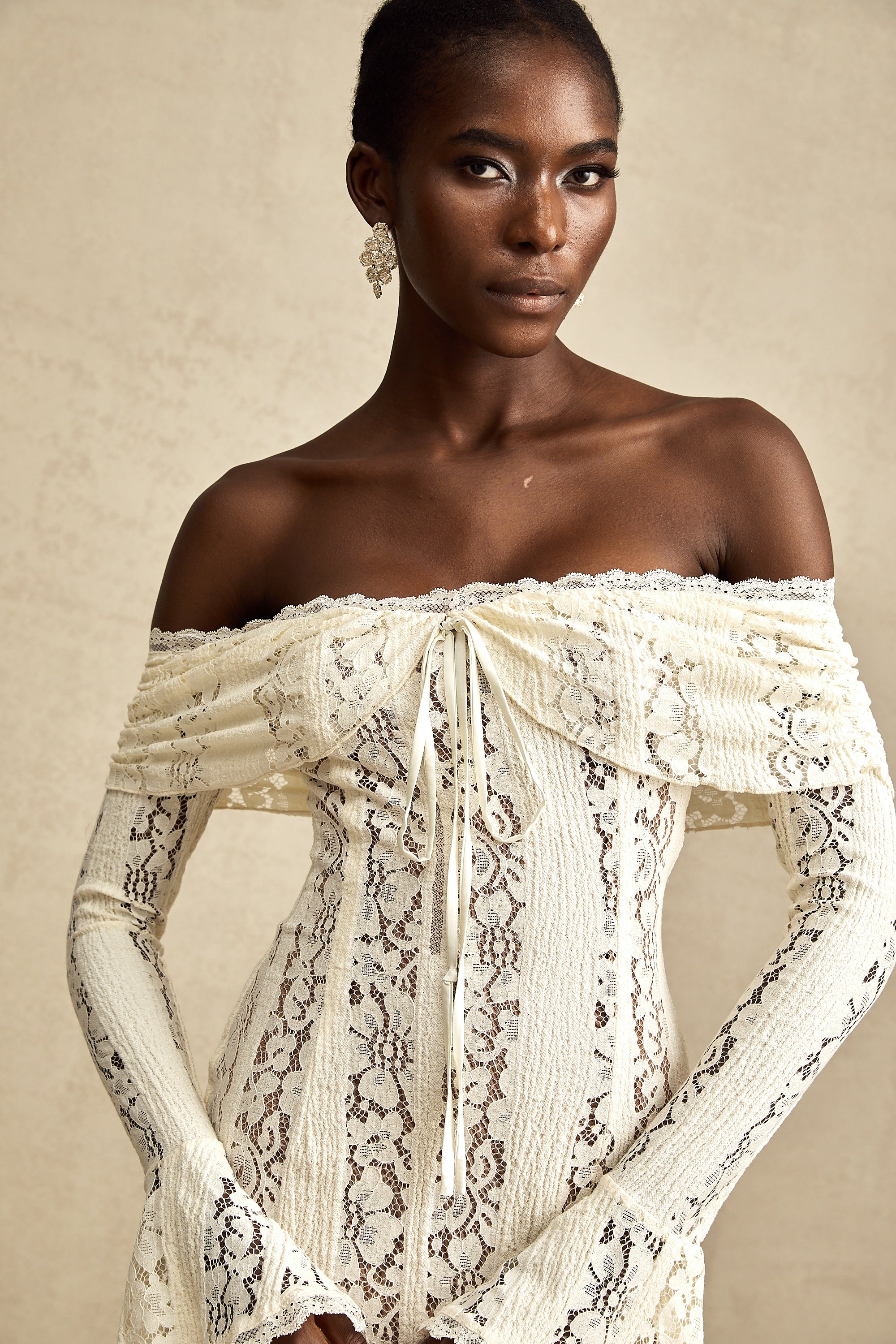 فستان قصير من إيميلين مزين بالدانتيل مزهر بأكمام واسعة باللون الحيادي