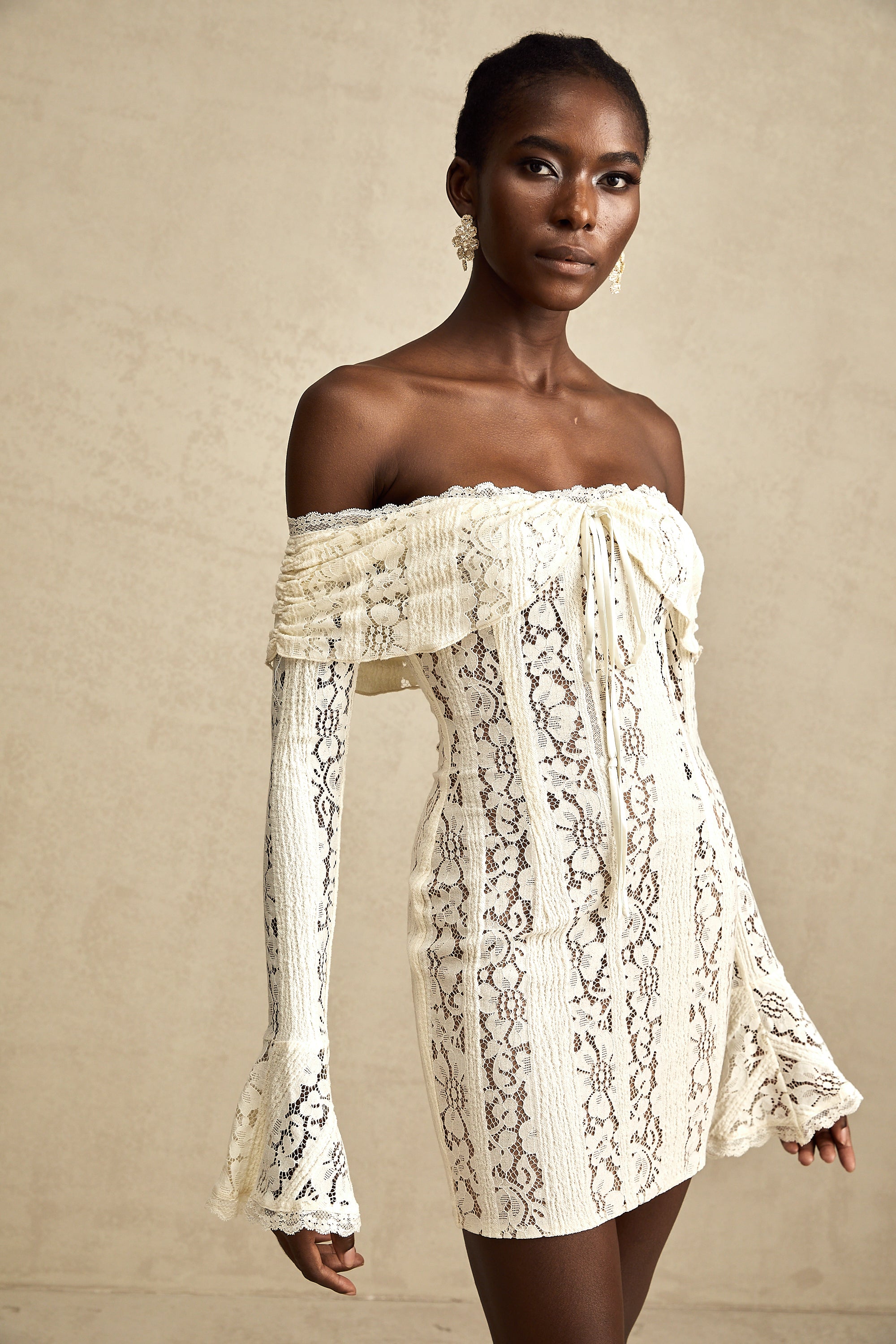 فستان قصير من إيميلين مزين بالدانتيل مزهر بأكمام واسعة باللون الحيادي