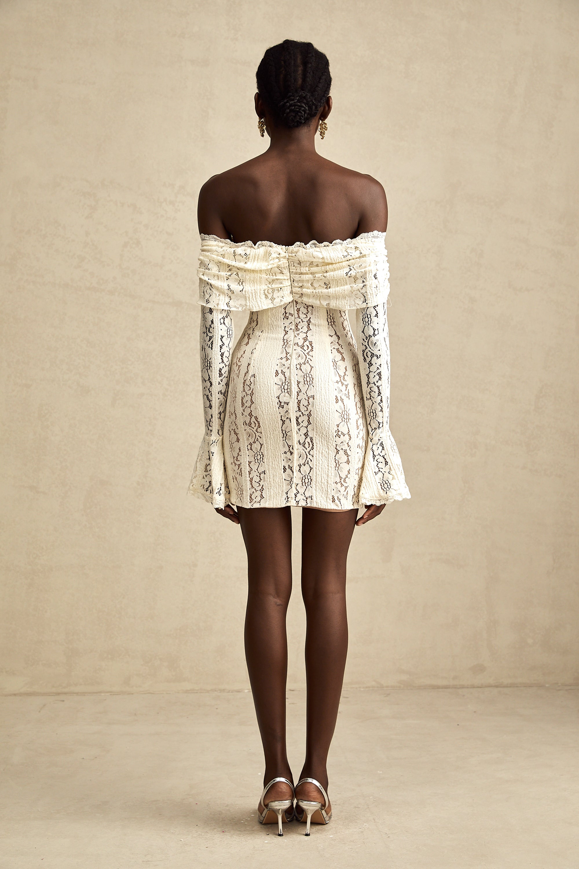 فستان قصير من إيميلين مزين بالدانتيل مزهر بأكمام واسعة باللون الحيادي