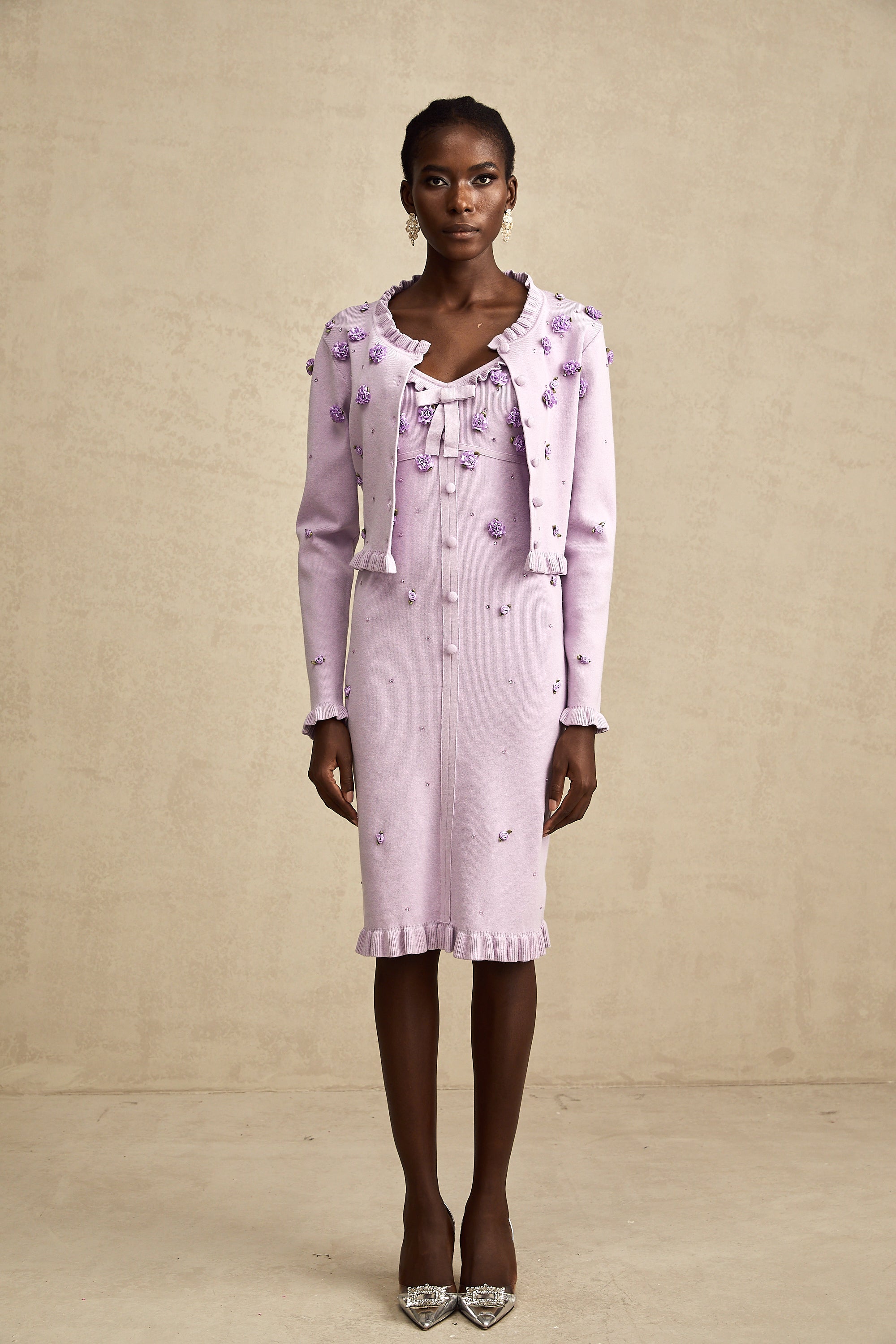 طقم كارديجان محبوك مزين بزهرة صناعية أرجوانية مع فستان متناسق من Estelle