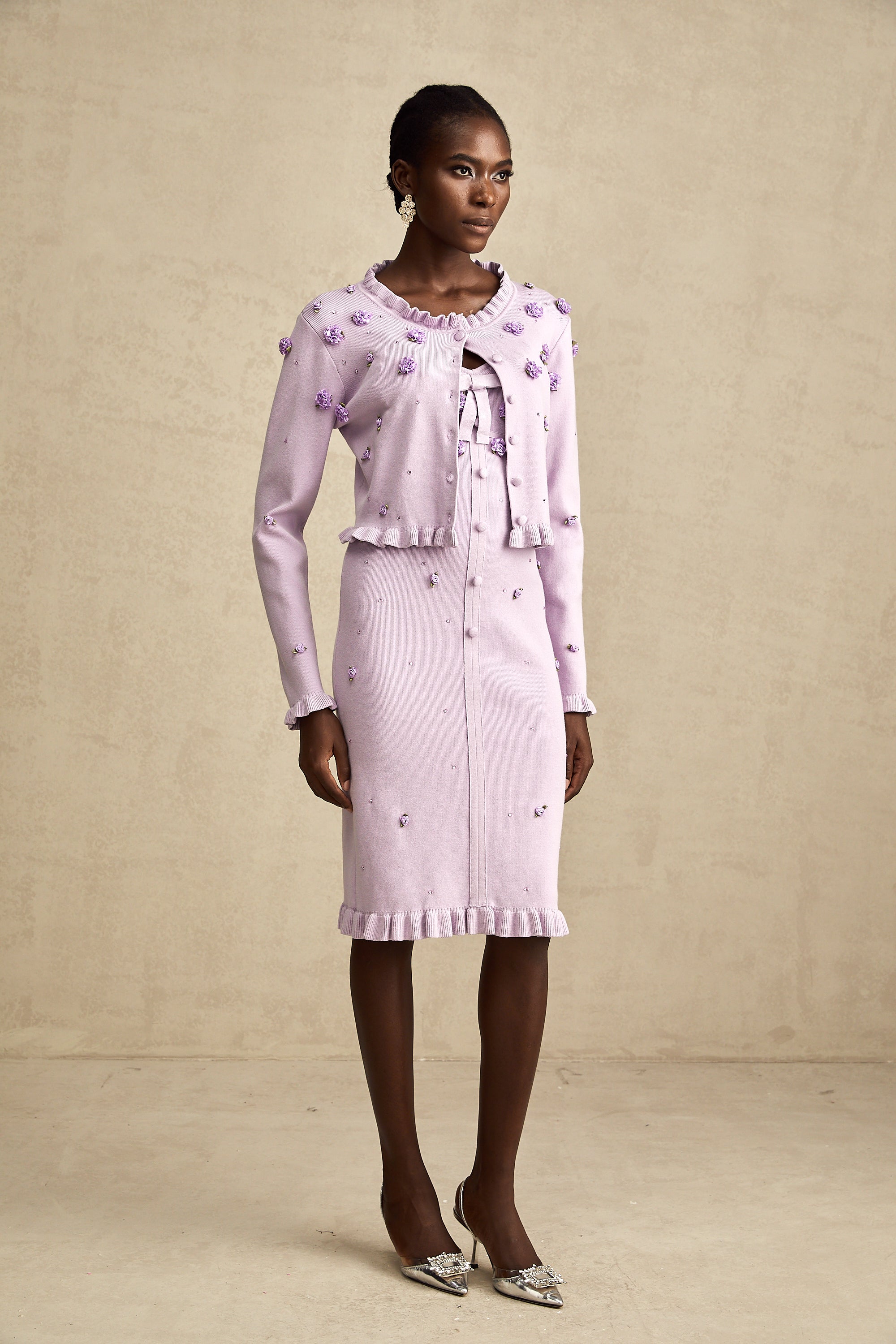 طقم كارديجان محبوك مزين بزهرة صناعية أرجوانية مع فستان متناسق من Estelle