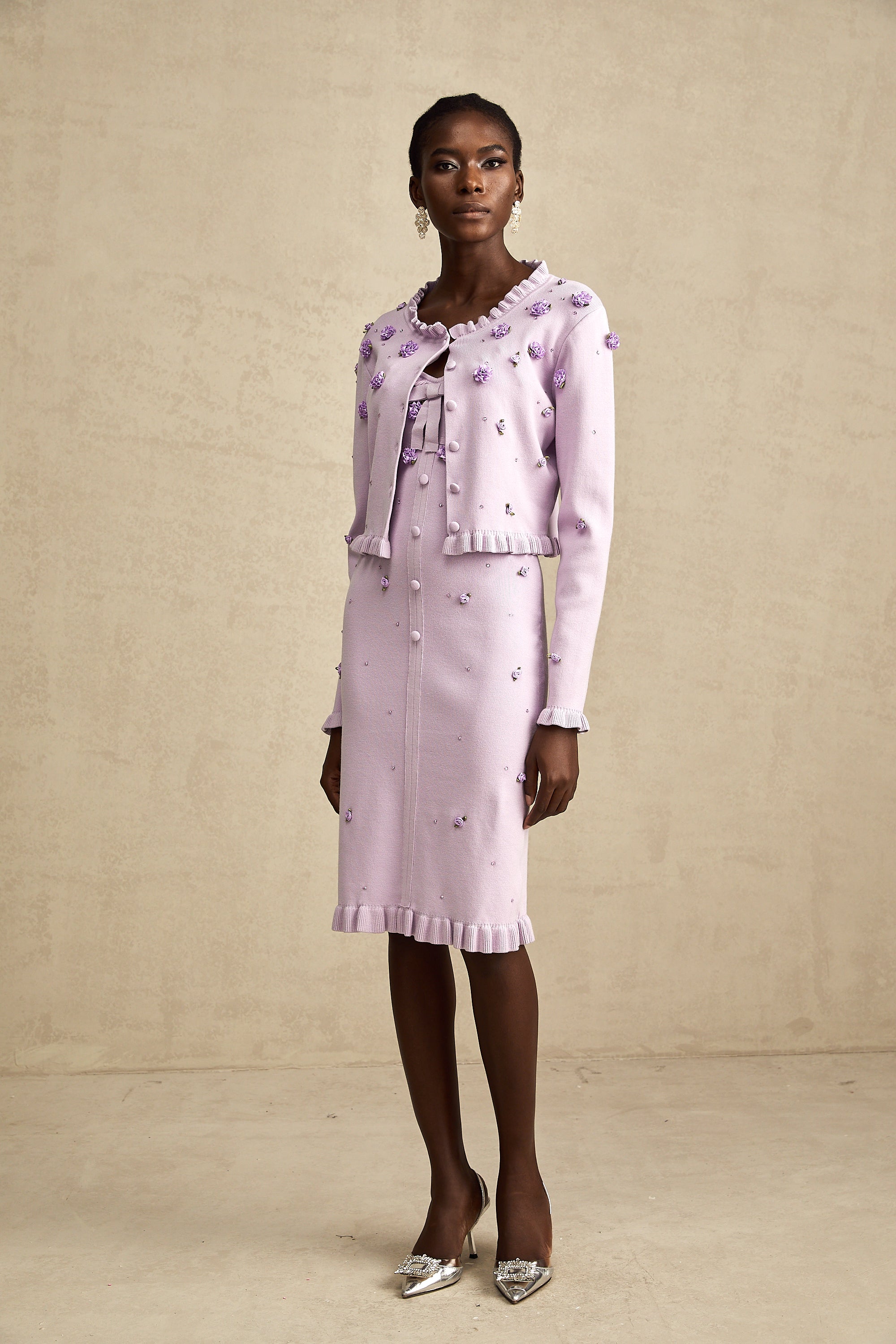 طقم كارديجان محبوك مزين بزهرة صناعية أرجوانية مع فستان متناسق من Estelle