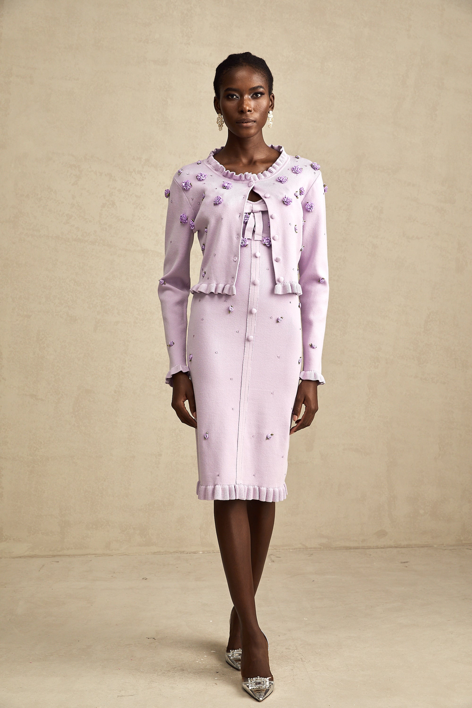 طقم كارديجان محبوك مزين بزهرة صناعية أرجوانية مع فستان متناسق من Estelle