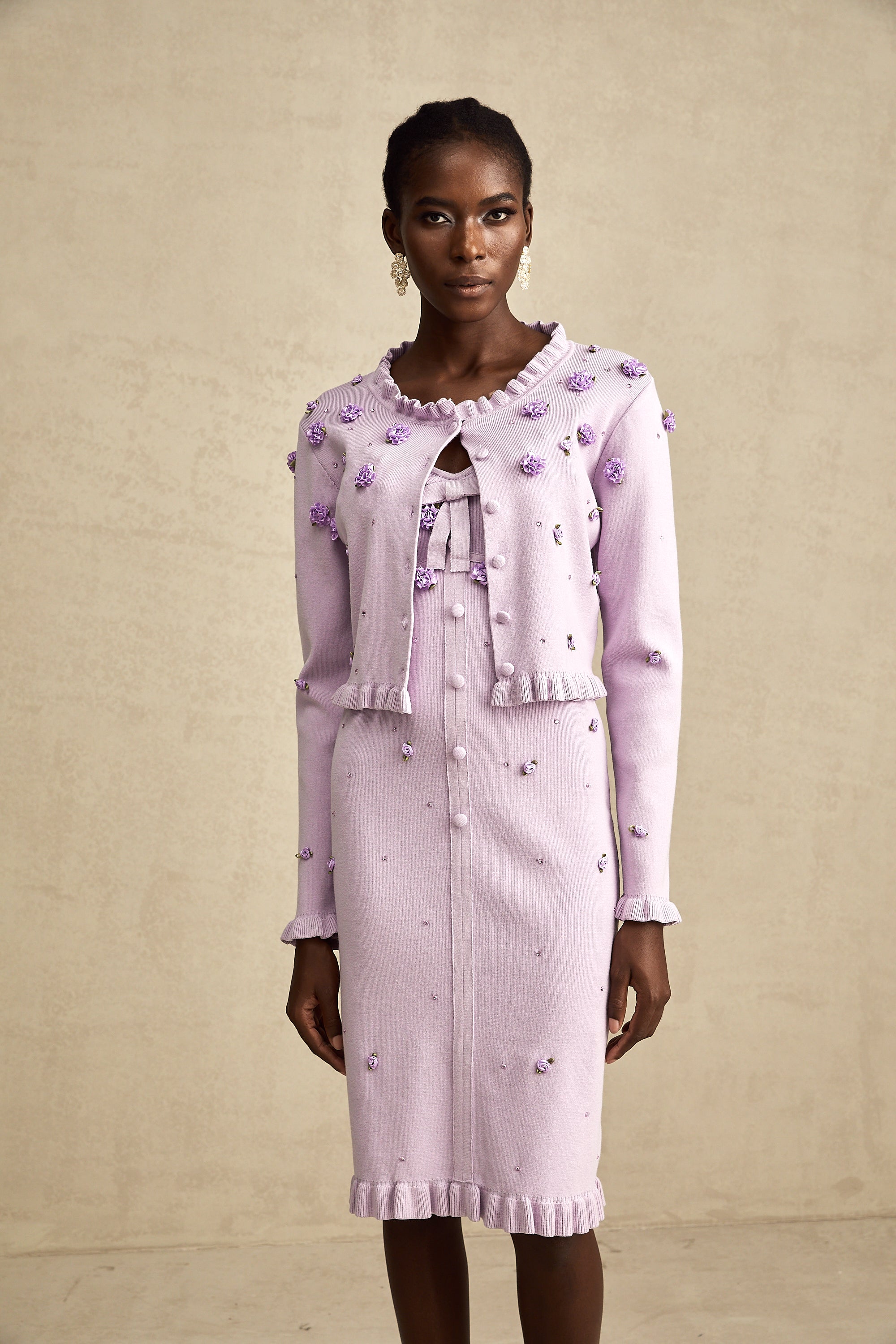 طقم كارديجان محبوك مزين بزهرة صناعية أرجوانية مع فستان متناسق من Estelle