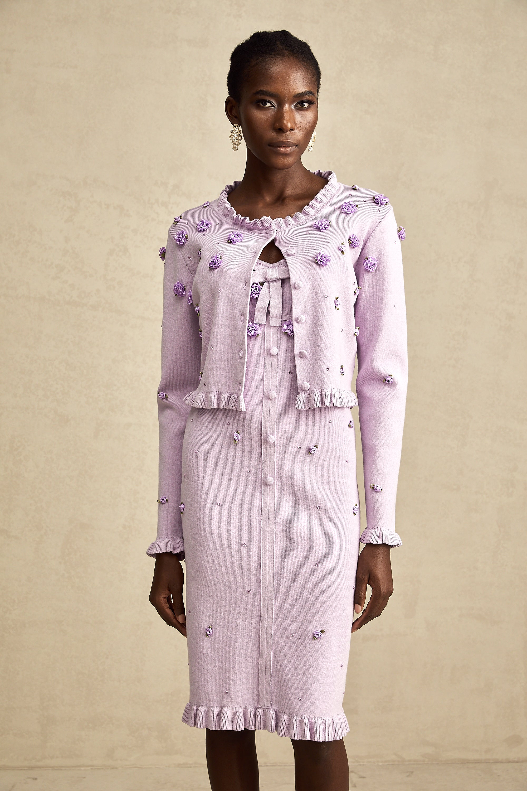 طقم كارديجان محبوك مزين بزهرة صناعية أرجوانية مع فستان متناسق من Estelle