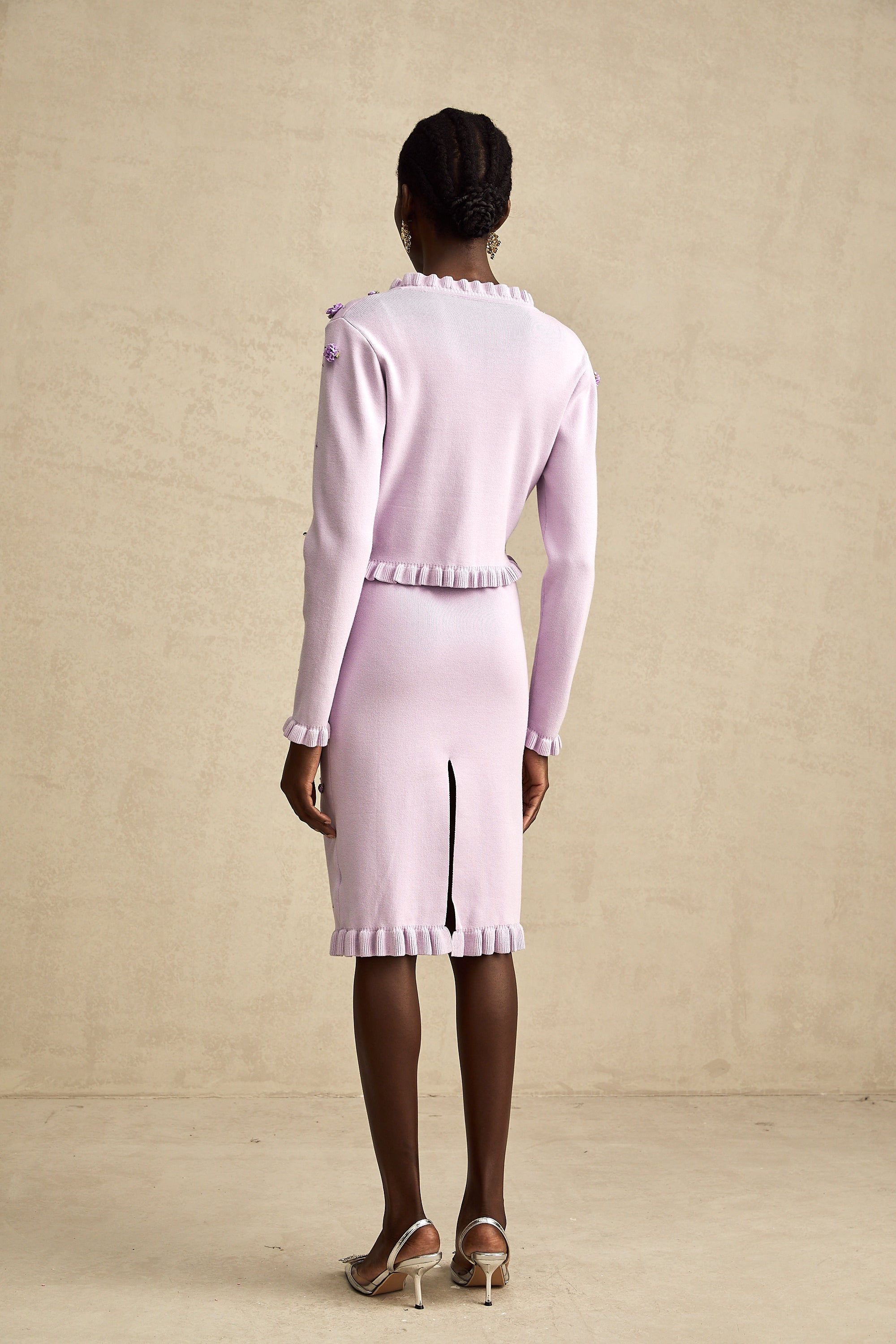 طقم كارديجان محبوك مزين بزهرة صناعية أرجوانية مع فستان متناسق من Estelle