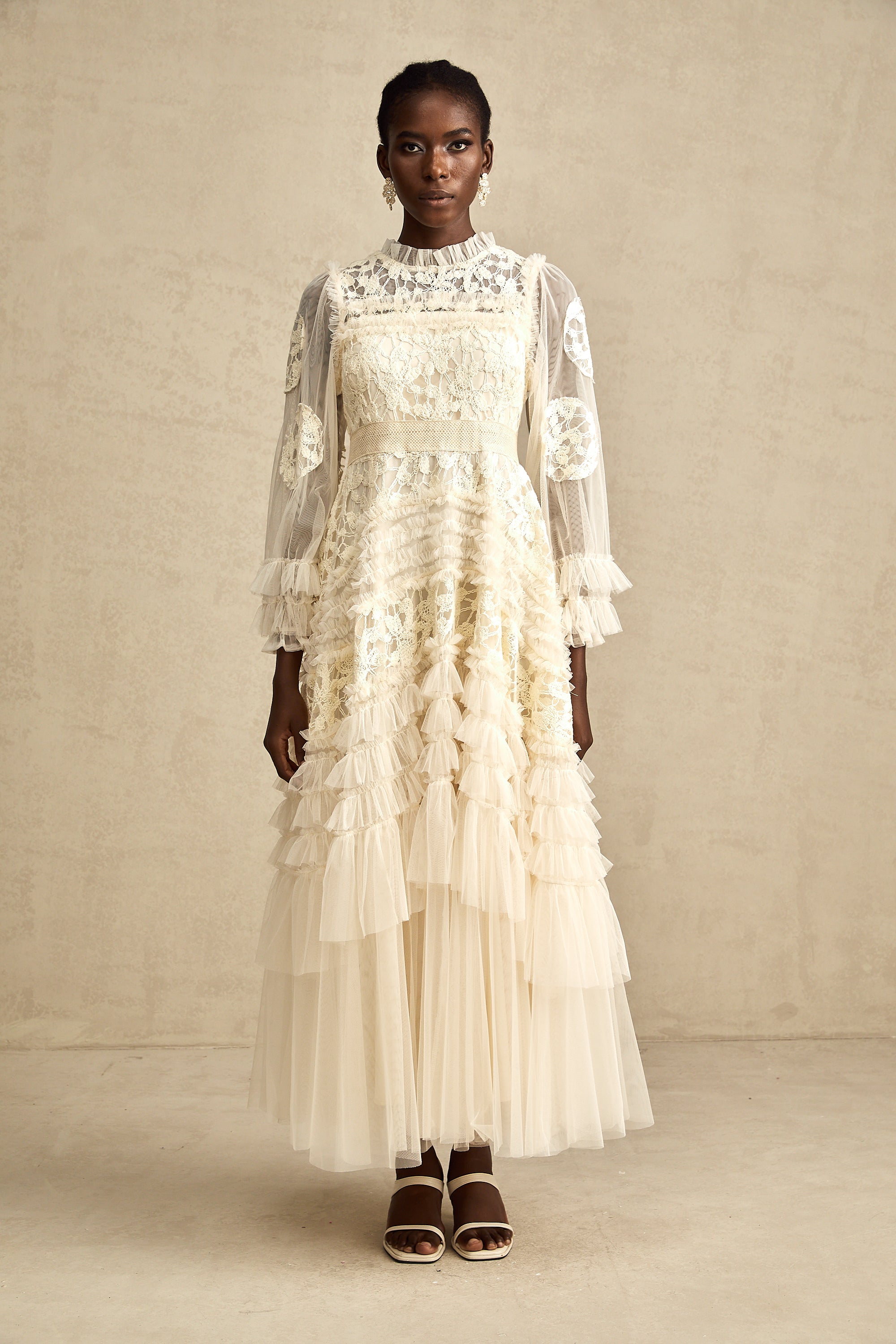 فستان كابوسين ماكسي من التول المطرز بالورود