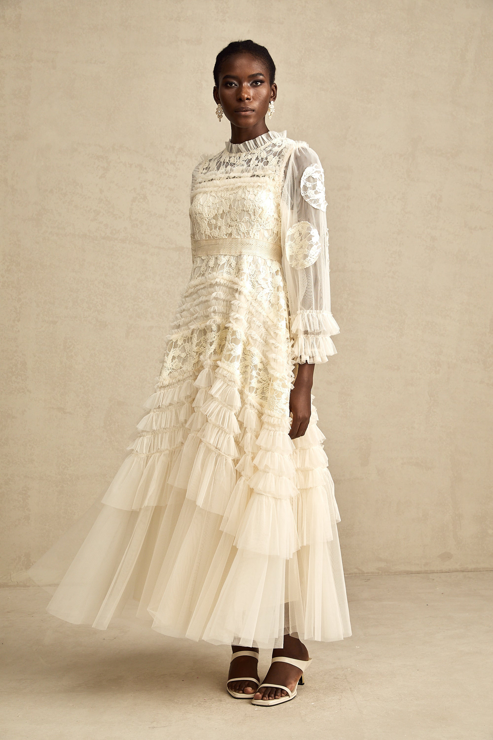 فستان كابوسين ماكسي من التول المطرز بالورود