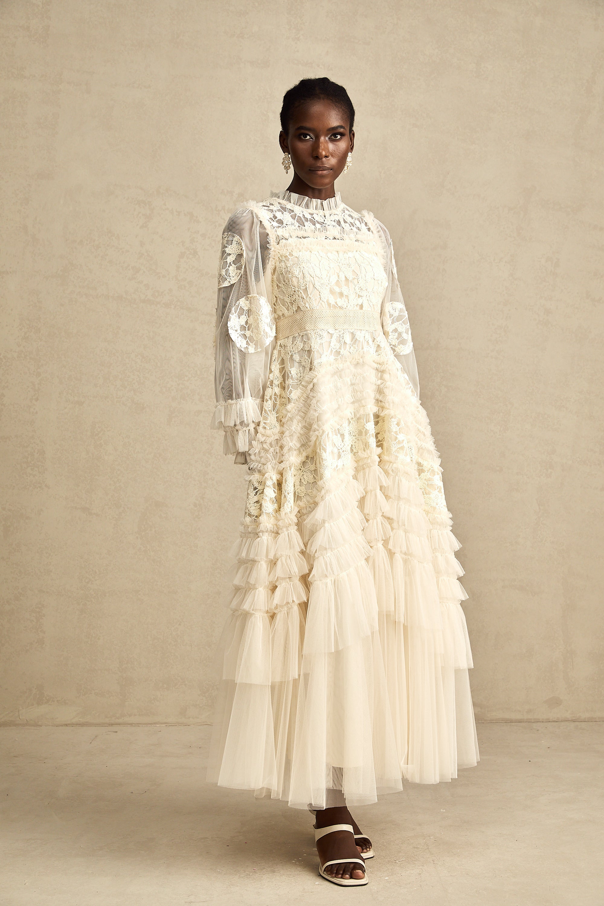 فستان كابوسين ماكسي من التول المطرز بالورود