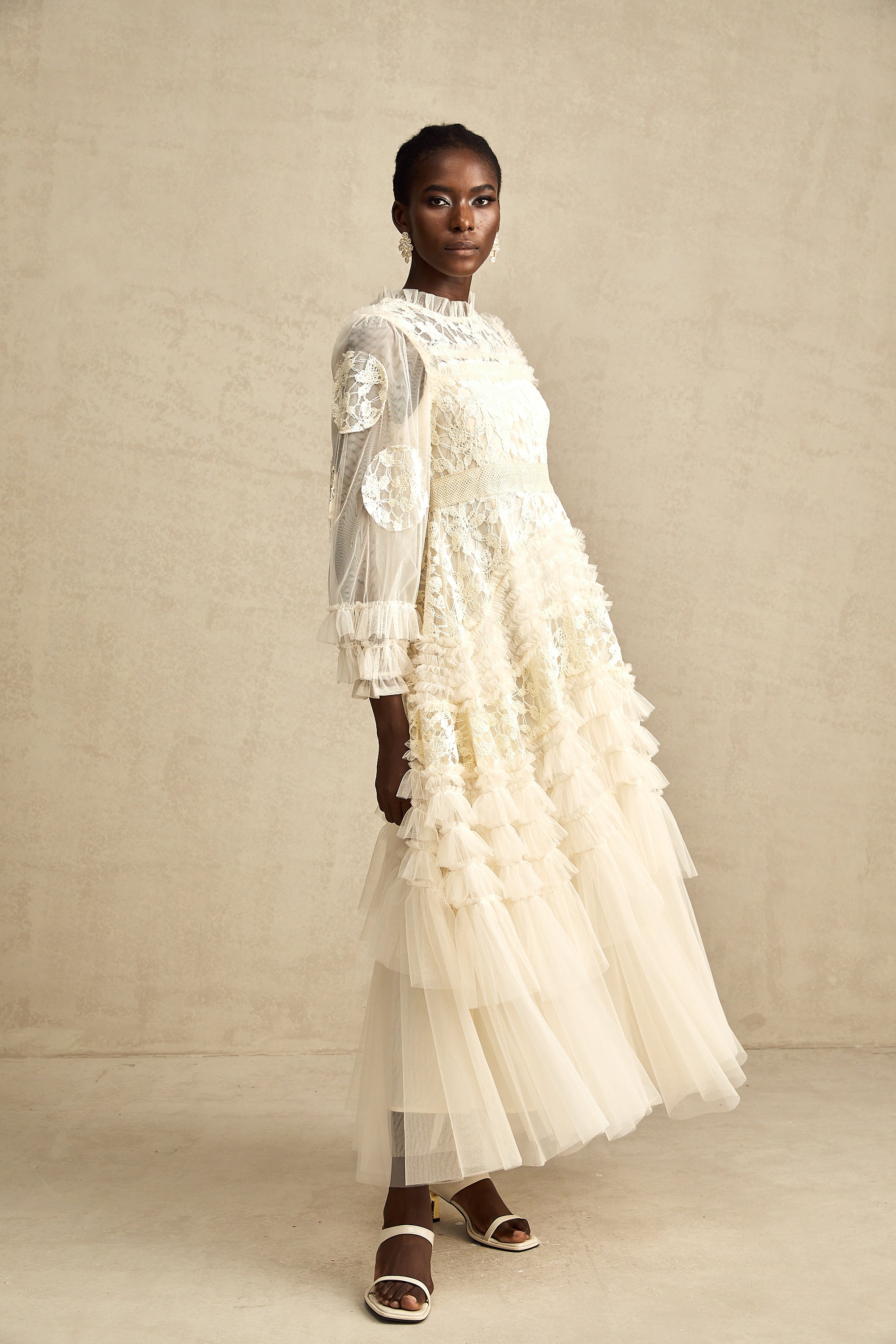 فستان كابوسين ماكسي من التول المطرز بالورود