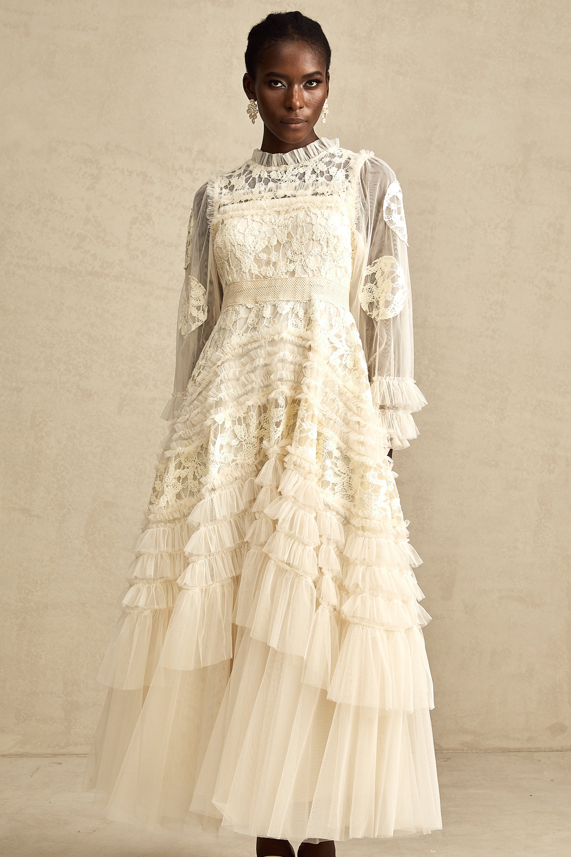 فستان كابوسين ماكسي من التول المطرز بالورود