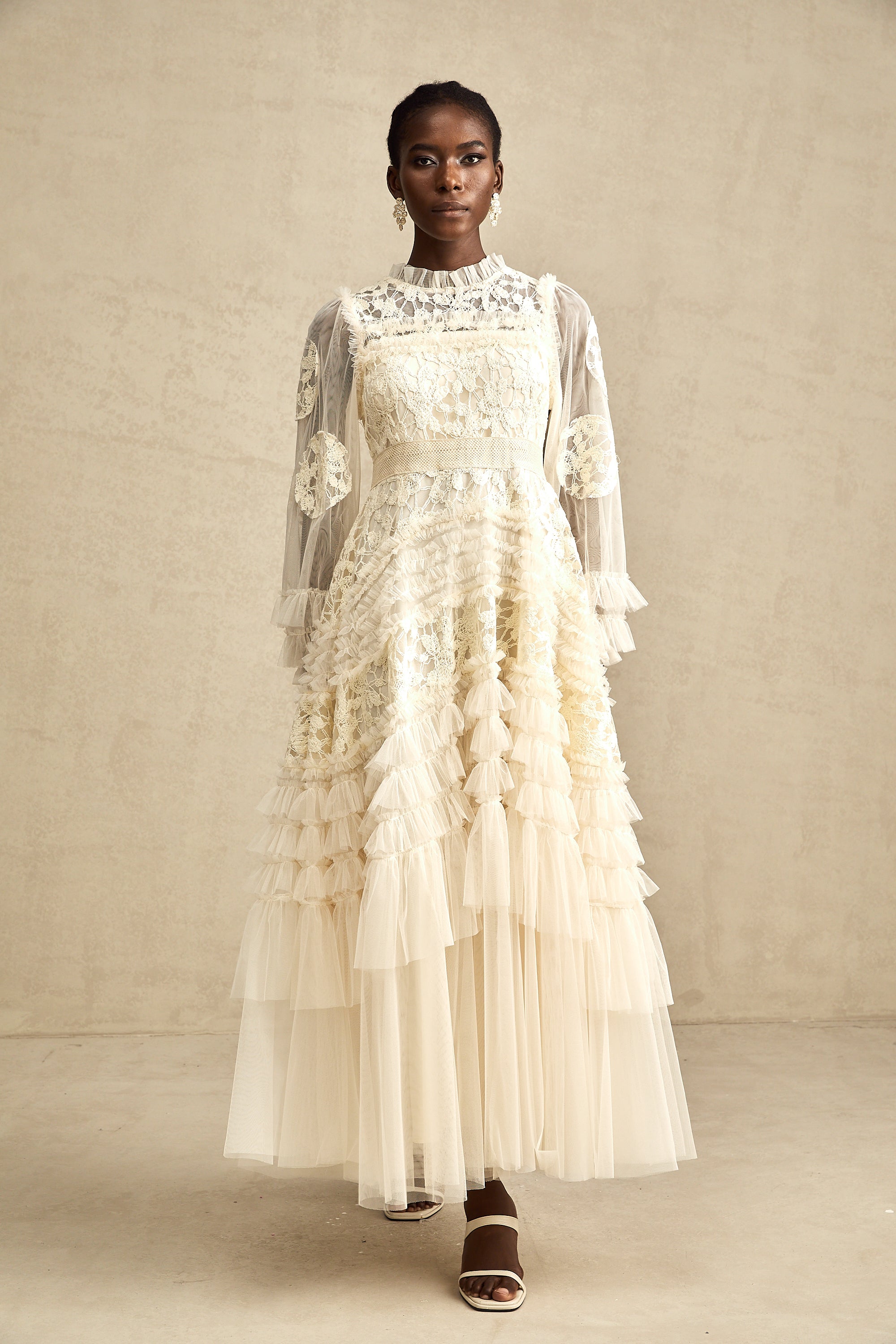 فستان كابوسين ماكسي من التول المطرز بالورود