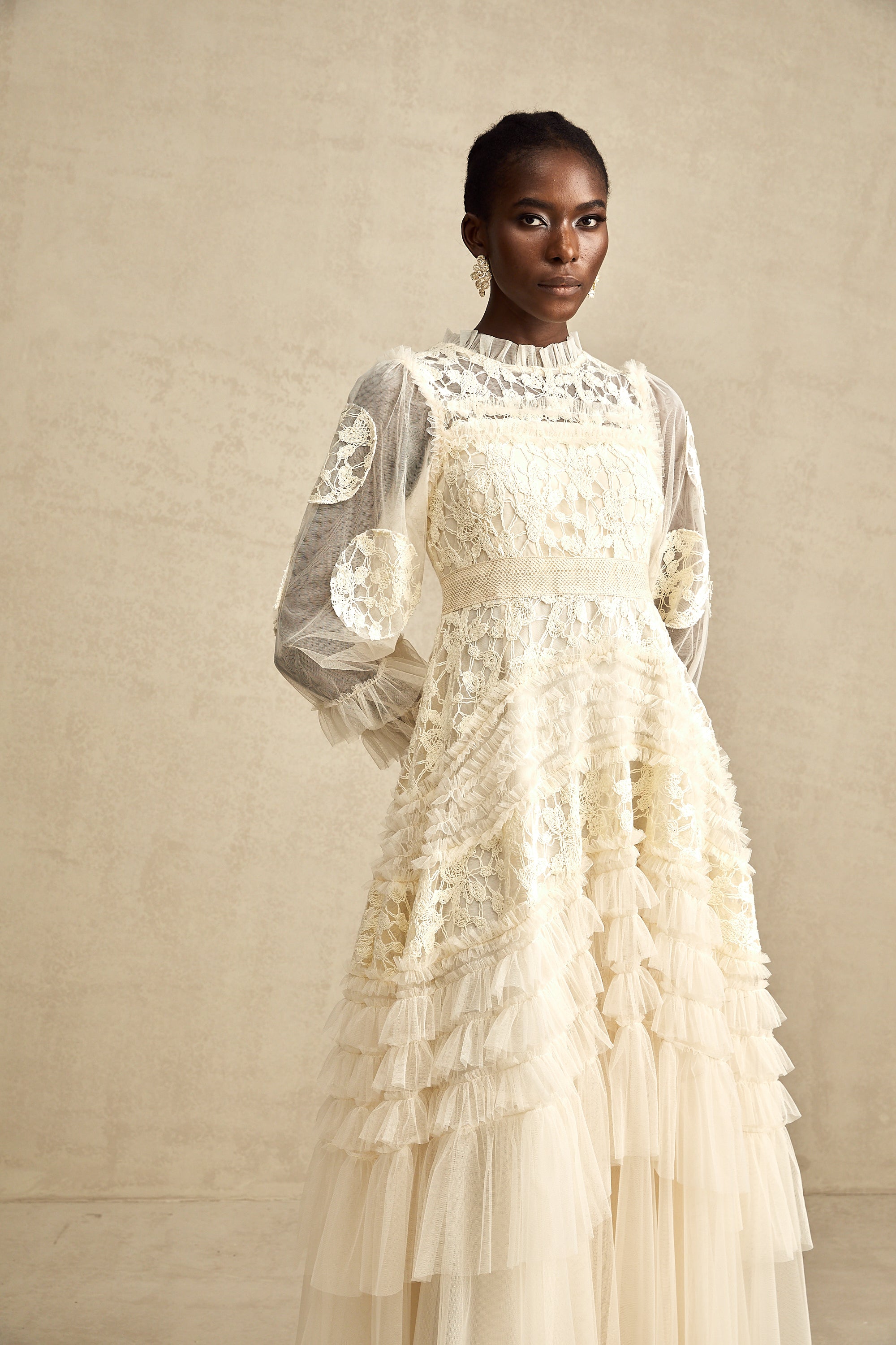 فستان كابوسين ماكسي من التول المطرز بالورود