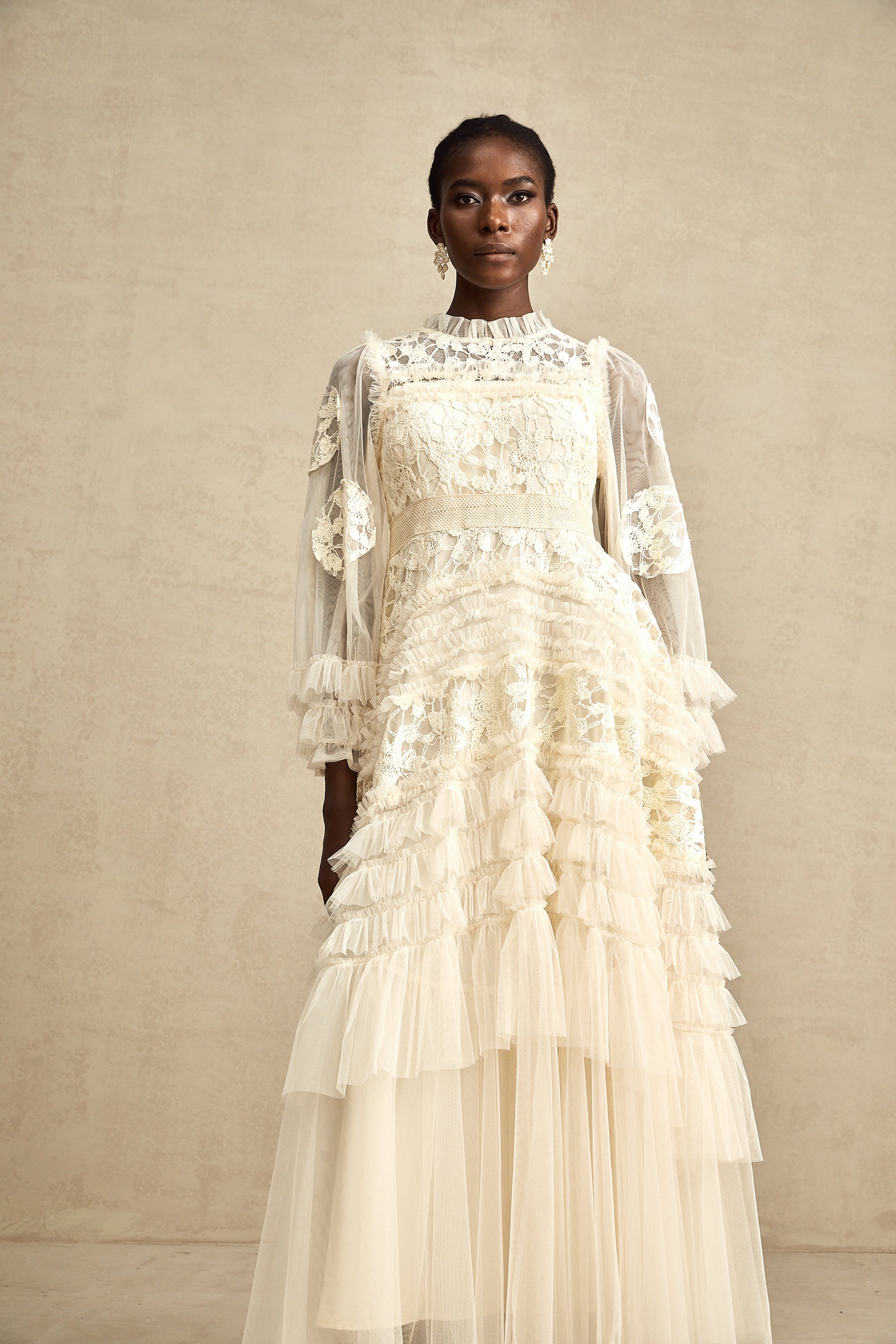 فستان كابوسين ماكسي من التول المطرز بالورود