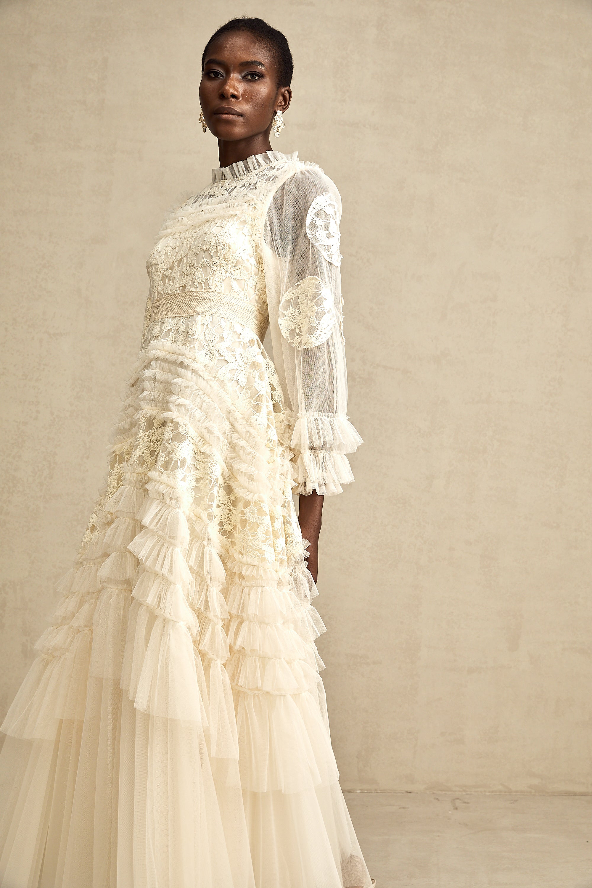 فستان كابوسين ماكسي من التول المطرز بالورود