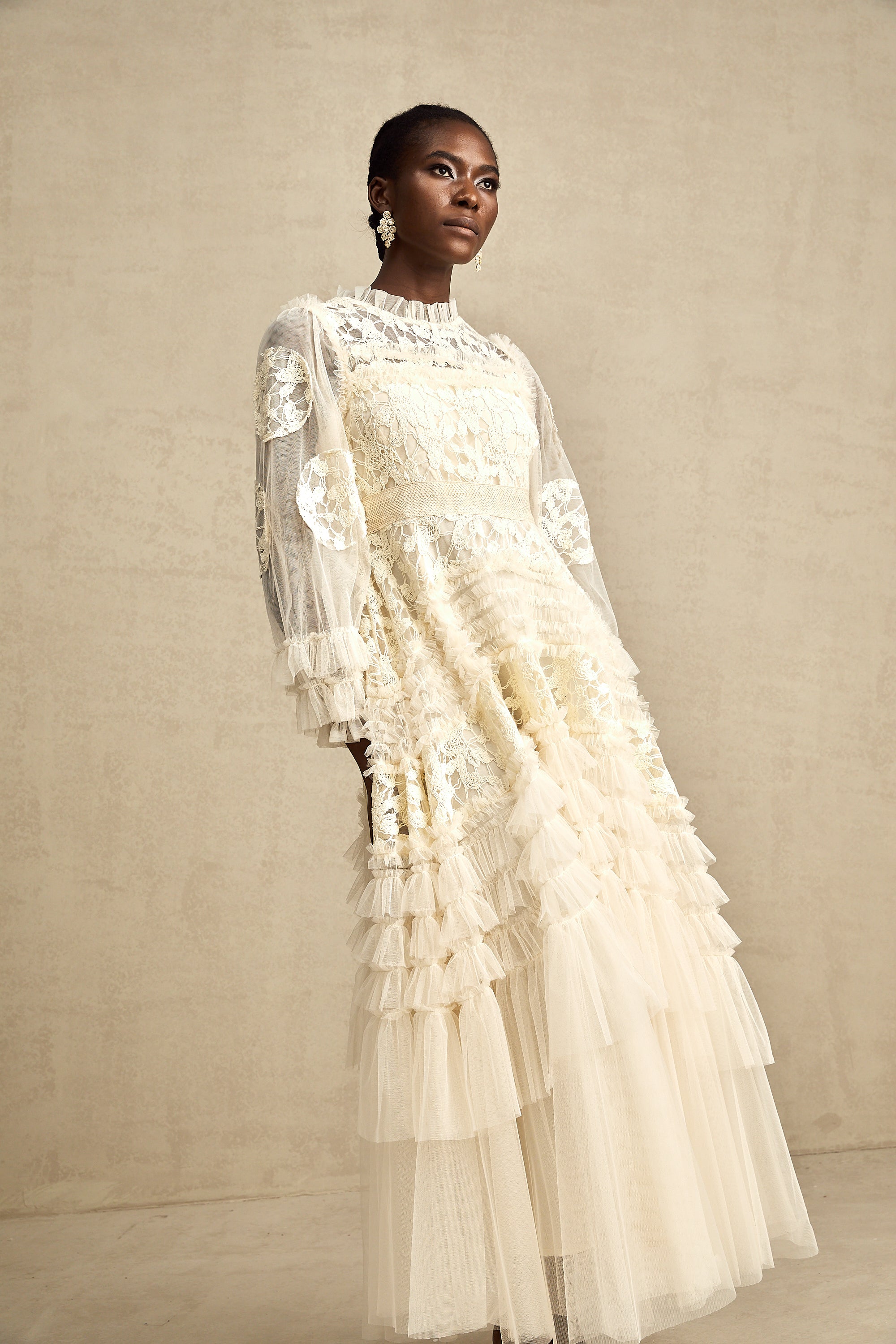 فستان كابوسين ماكسي من التول المطرز بالورود