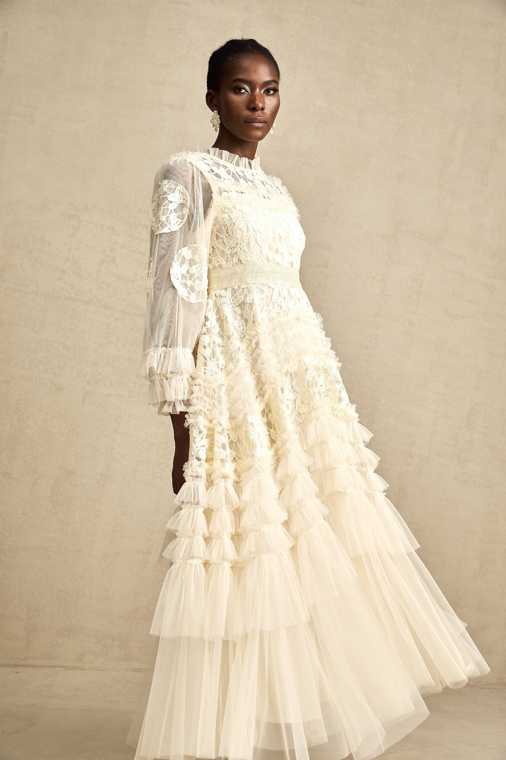 فستان كابوسين ماكسي من التول المطرز بالورود