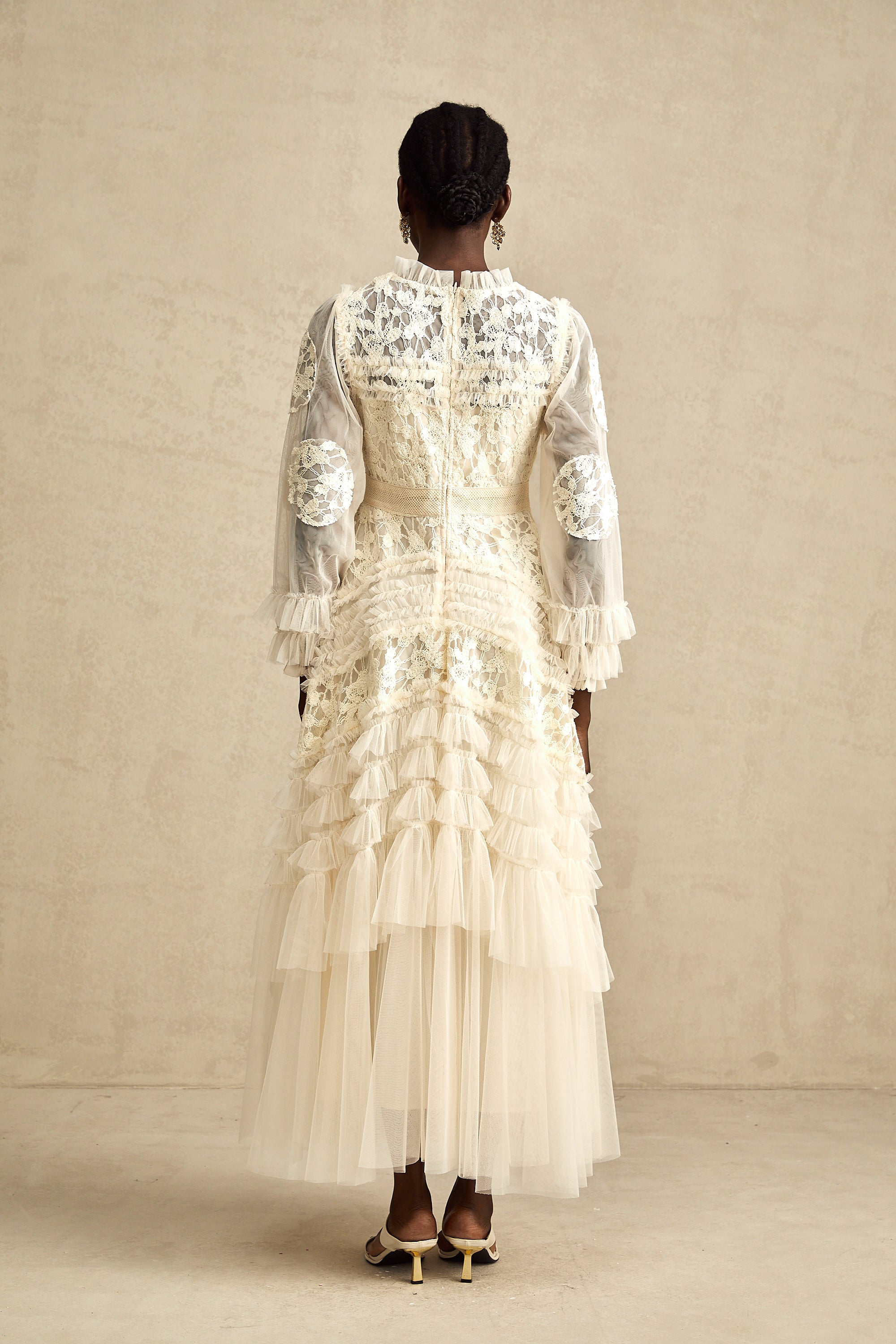 فستان كابوسين ماكسي من التول المطرز بالورود