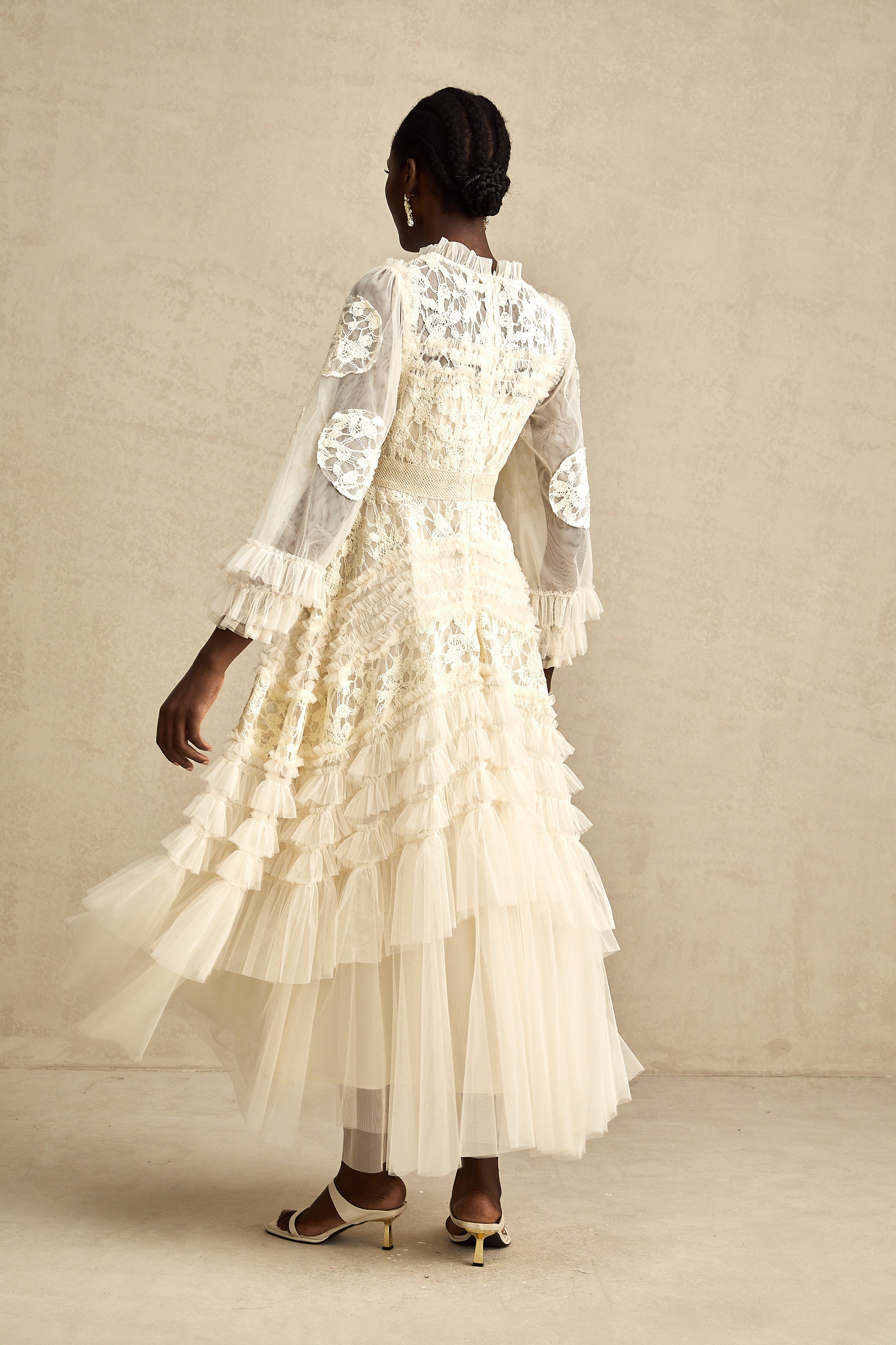 فستان كابوسين ماكسي من التول المطرز بالورود