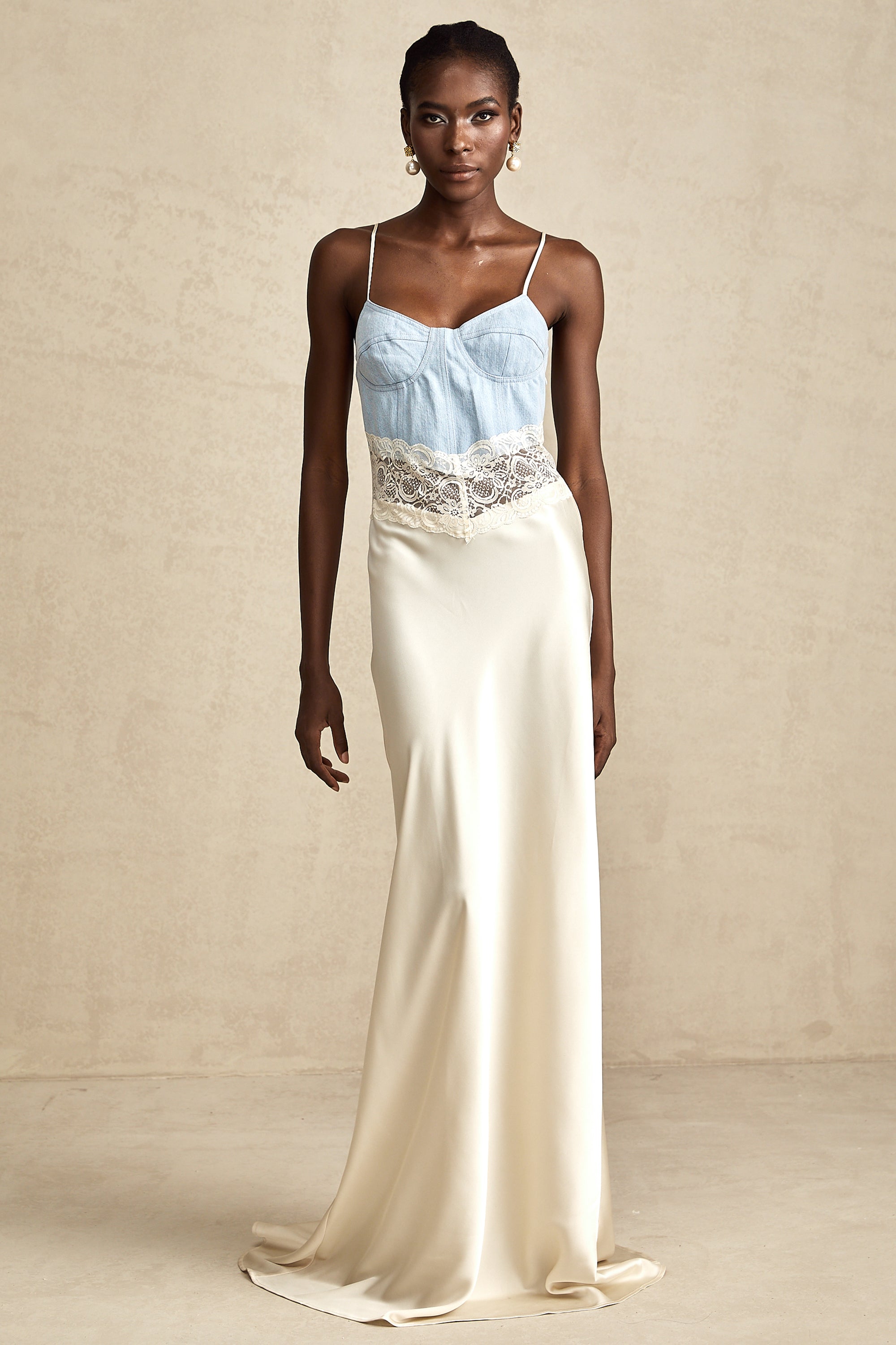 فستان ماكسي مزين بالدانتيل من ليزيت