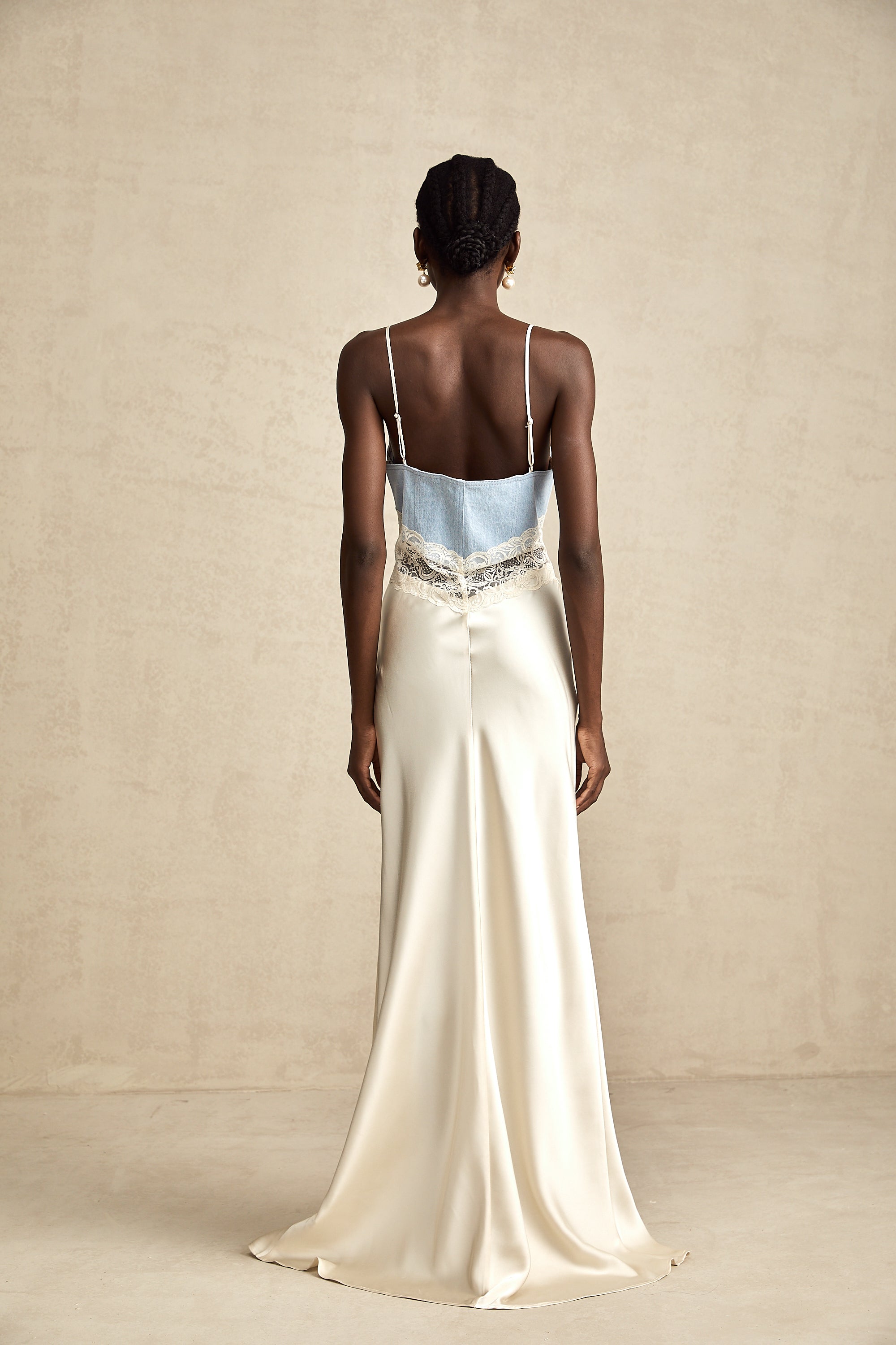 فستان ماكسي مزين بالدانتيل من ليزيت