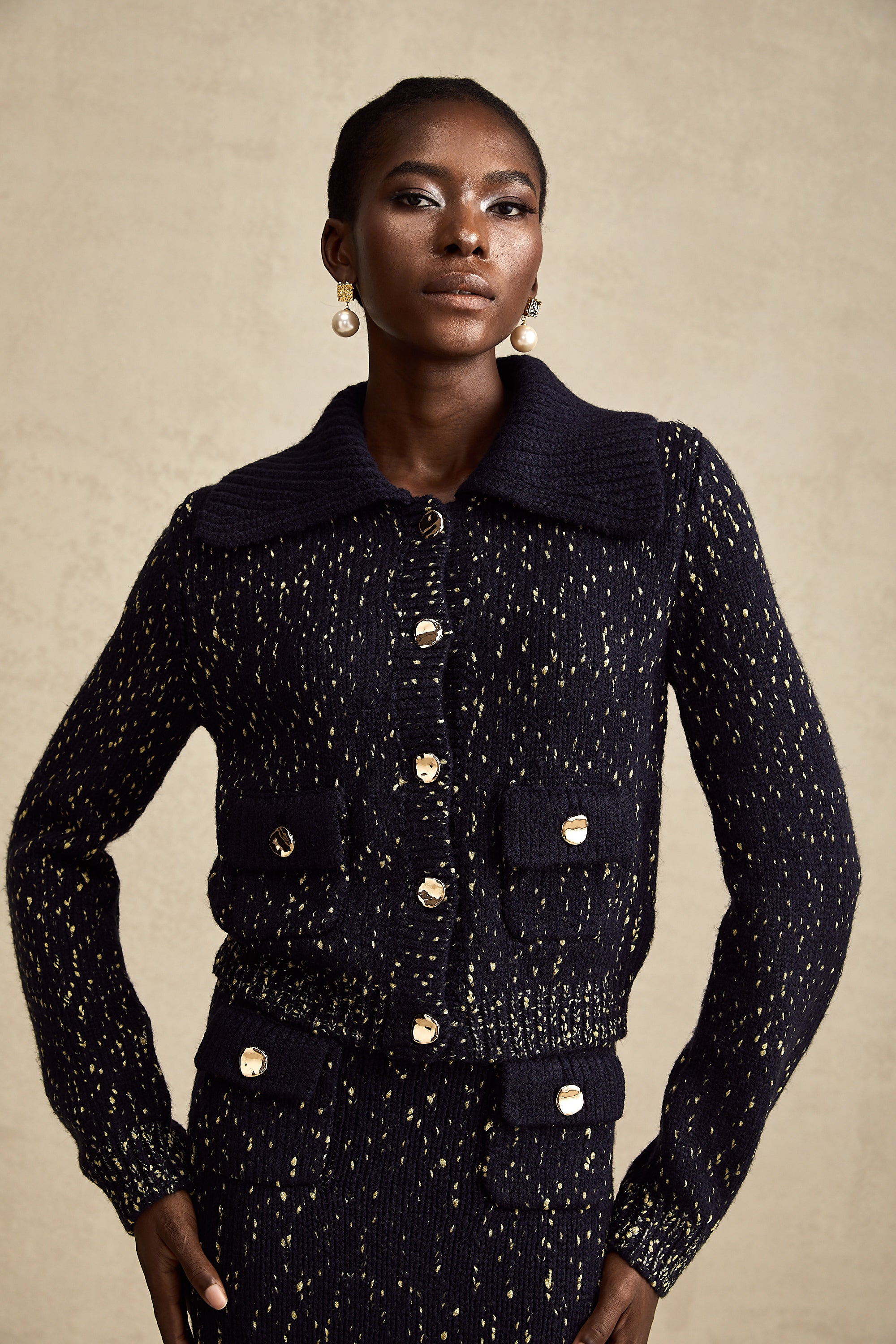 طقم سترة وتنورة كروشيه باللون الأزرق الداكن من Claudine